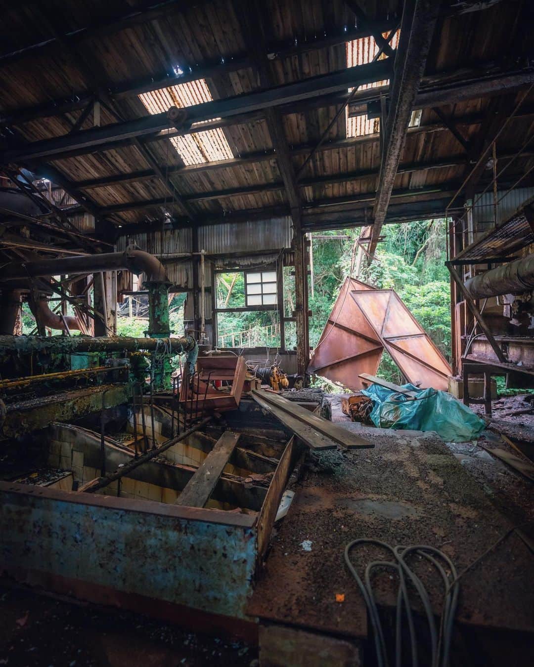 啝 （わ）のインスタグラム：「Colorful Factory 𓆲 𓆲 𓆲 #abandonedafterdark #urbex_supreme #desertedplaces #abandon_seekers_ #urbex_regards #welcometwoneverland #kings_abandoned #abandonedcentral #the_urbex_institute #renegade_abandoned #rsa_preciousjunk #glitz_n_grime #gotrespassing #savethedecay #bandorebelz #abandoned_addiction #abandoned #urbex #global_urbex #urbex_utopia #abandonig #allabandoned #urbex_kings #sombrexplore #grime_lords #urbxtreme #all_is_abandoned #discarded_butnot_forgotten #廃墟 #made_in_decay」
