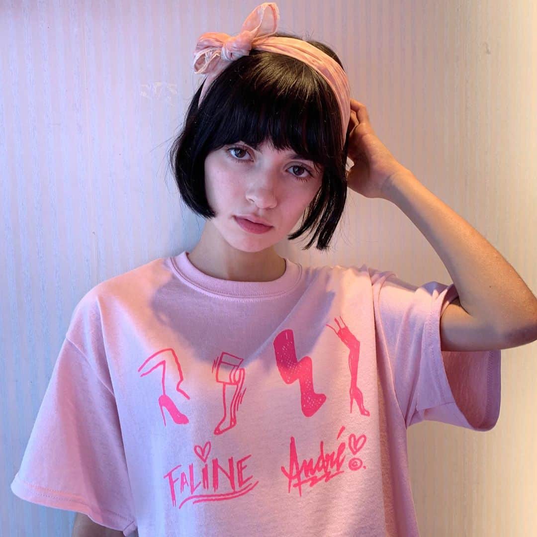 のインスタグラム：「@sofiaisabelos in the @andresaraiva x FALINE collab tee 👠💞 #falinetokyo #andresaraiva #faline #harajuku」