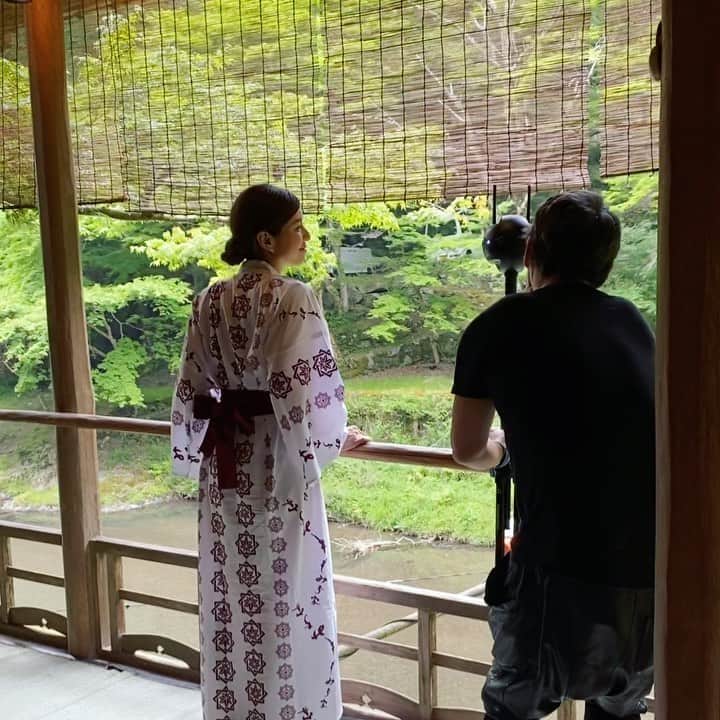 のインスタグラム：「. 何度か撮影でお邪魔させてもらっている京都の高雄にあるお宿の #もみぢ家 さん🍁 . 先日、VR用のカメラやドローンを使っての動画撮影してきました💁‍♀️🎥 . 触れ合うことがなかなかないハイテク機器に囲まれての撮影だったので興味津々😂 . 動画に映ってるこの黒い球体のカメラがVR用のカメラ。 . なんかバイキンマンみたいで愛らしいフォルムだった🥺 . また個人的に泊まりに行きたいなぁ。 ＿＿＿＿＿＿＿＿＿＿＿＿＿＿＿＿＿＿＿＿＿＿＿＿＿ #kyoto #takao #japan #trip #travel #hotel #model #shooting #yukata #日本 #京都 #高雄 #京都旅行 #京都観光 #旅館 #宿 #旅行 #旅 #川床 #川床料理 #和食」