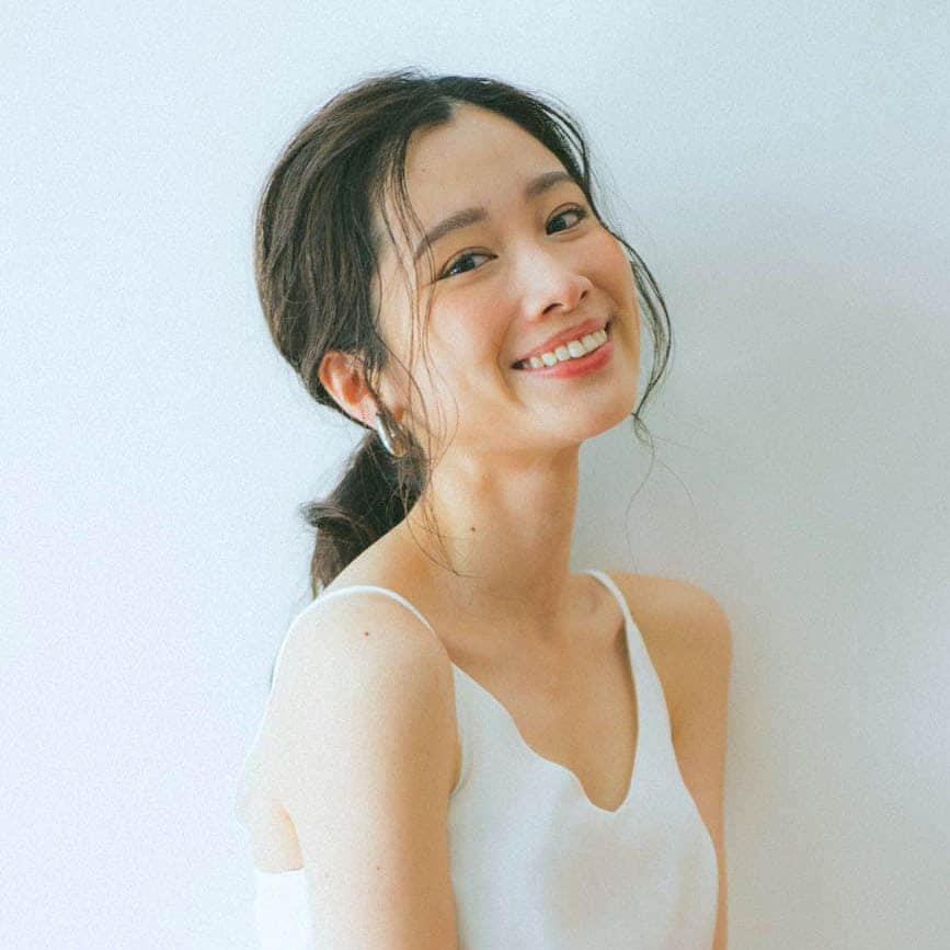 モデルエージェンシー・フロスのインスタグラム：「木村季実子 @kimiko_kimurakk が ナイガイ「くつしたと私。」のスチールで登場！ . https://www.naigai.co.jp/kutsuwata/ . https://www.flos.ne.jp/models/kimiko-kimura/ . @naigai_news #ナイガイ#NAIGAI#くつした#靴下#くつ下#ソックス#SOX#レッグウェア#広告#コラム#column#100周年#素足以上に足取り軽く#くつしたと私#広告#Fashion#ファッション#モデル#model#木村季実子#modelagency#モデル事務所#FLOS#フロス」