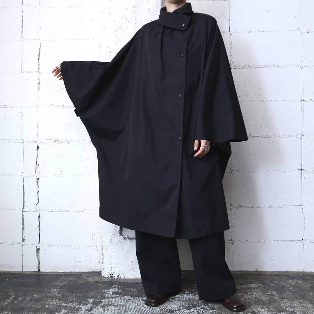吉祥寺 古着屋 Orfeoのインスタグラム：「. Asymmetric Cape Coat   #orfeo #kichijoji #tokyo #vintage #used #fashion #coordinate #outfit  お問い合わせはインスタグラムのプロフィール掲載のメールアドレスにお願いいたします。コメント、DMでのお問い合わせは受け付けておりませんのでご了承ください。 ONLINE SHOPの商品も店頭にてご購入頂けます。気になる商品がございましたらスタッフにお声掛けください。  新型コロナウィルス感染拡大防止策を徹底した上で営業をしております。マスクの着用、入店時にアルコールでの消毒をお願いいたします。」