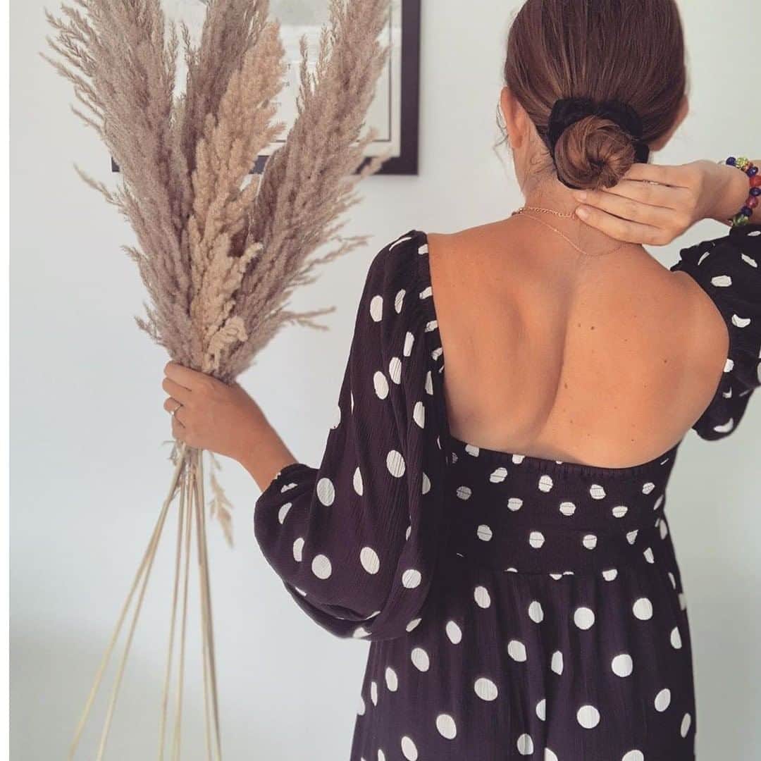 アクセサライズのインスタグラム：「The best-selling dress that looks just as cute from behind 🖤  📷 : @jessica.and.jack  Tap the link in our bio to shop #Accessorize #Accessorizer」