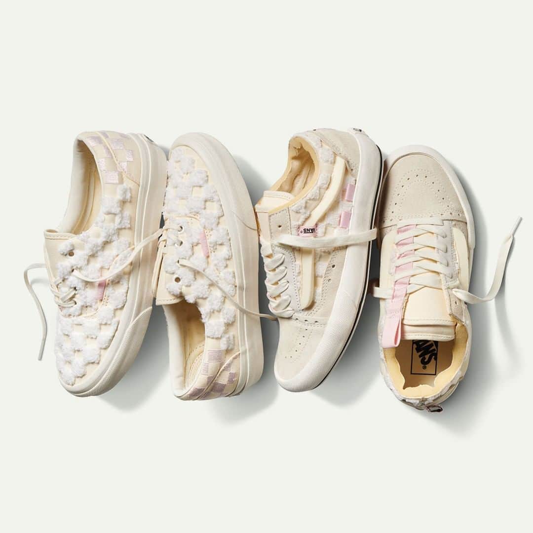 Sneaker Newsさんのインスタグラム写真 - (Sneaker NewsInstagram)「Vans Japan adds a chilly arctic pink hue to its latest Inside Out collection, adding even more dimension with puffy chenille materials. For a closer look at this upcoming release, tap the link in our bio.」8月26日 15時01分 - sneakernews