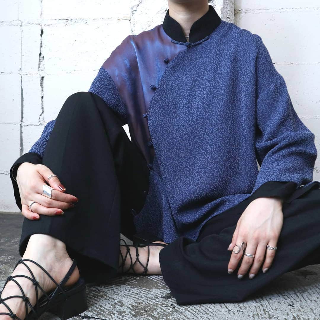 吉祥寺 古着屋 Orfeoのインスタグラム：「. Leaf Pattern China Design Blouse  #orfeo #kichijoji #tokyo #vintage #used #fashion #coordinate #outfit  お問い合わせはインスタグラムのプロフィール掲載のメールアドレスにお願いいたします。コメント、DMでのお問い合わせは受け付けておりませんのでご了承ください。 ONLINE SHOPの商品も店頭にてご購入頂けます。気になる商品がございましたらスタッフにお声掛けください。  新型コロナウィルス感染拡大防止策を徹底した上で営業をしております。マスクの着用、入店時にアルコールでの消毒をお願いいたします。」