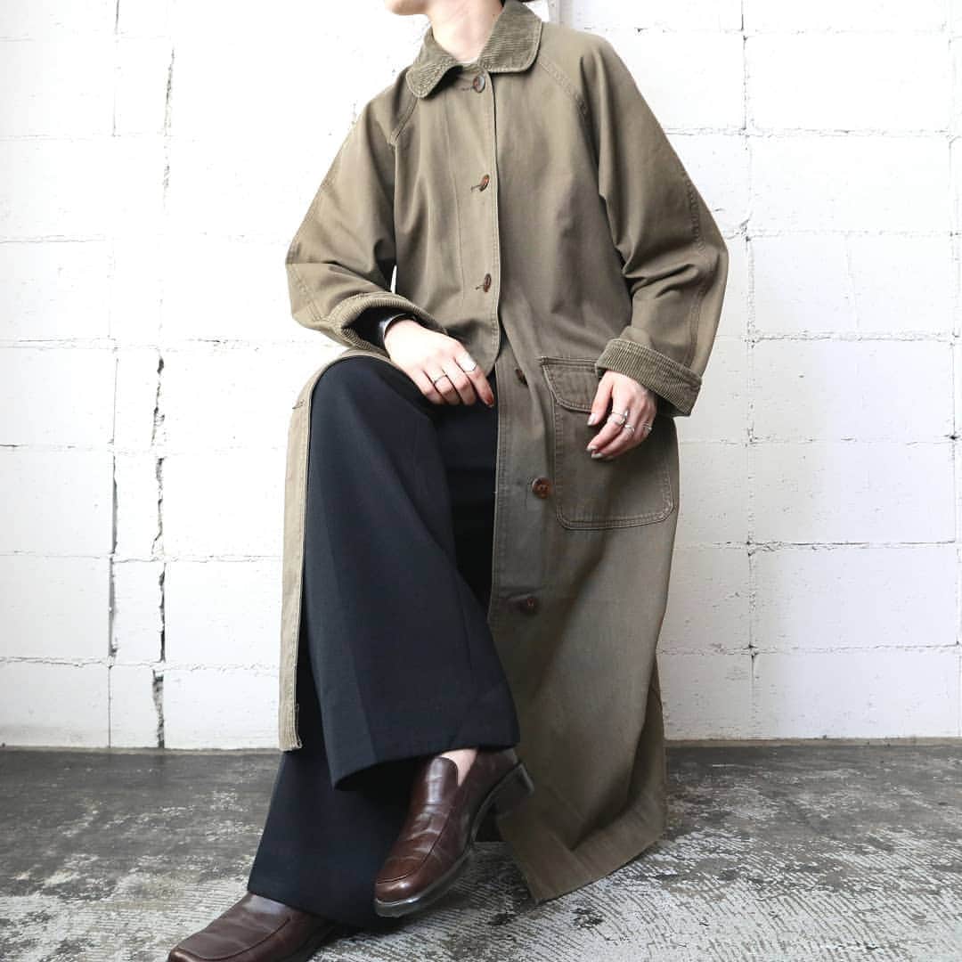 吉祥寺 古着屋 Orfeoのインスタグラム：「. Corduroy Collar Coat  #orfeo #kichijoji #tokyo #vintage #used #fashion #coordinate #outfit  お問い合わせはインスタグラムのプロフィール掲載のメールアドレスにお願いいたします。コメント、DMでのお問い合わせは受け付けておりませんのでご了承ください。 ONLINE SHOPの商品も店頭にてご購入頂けます。気になる商品がございましたらスタッフにお声掛けください。  新型コロナウィルス感染拡大防止策を徹底した上で営業をしております。マスクの着用、入店時にアルコールでの消毒をお願いいたします。」