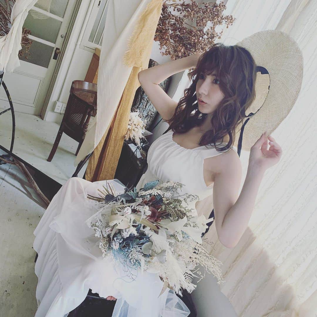 秋葉のぞみさんのインスタグラム写真 - (秋葉のぞみInstagram)「.  ⒽⒺⓁⓁⓄ🌷✨ . . . 麦わら帽子👒に white code 👗が好きです。  . . . #love #fashion #夏コーデ  #summerfashion」8月26日 15時09分 - akiha_nozomi_official