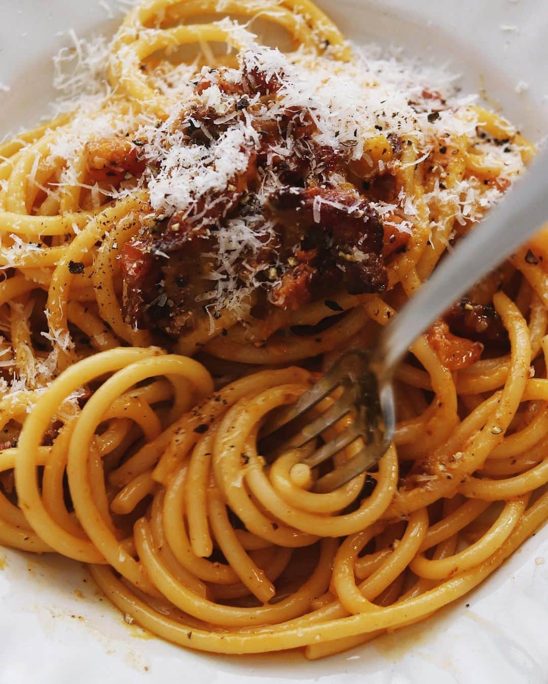 樋口正樹さんのインスタグラム写真 - (樋口正樹Instagram)「Carbonara🍝 . ランチに作ったカルボナーラ。 ブカティーニ、パンチェッタ、 卵黄、ペコリーノ、黒胡椒で。 . . . #カルボナーラ #ペコリーノ #パンチェッタ #ブカティーニ #carbonara #pecorino #pasta #italianfood #italianpasta #topitalianfood #pastalover #lovepasta #pastaitaliana #cucinaitaliana #iloveitalianfood」8月26日 15時10分 - higuccini