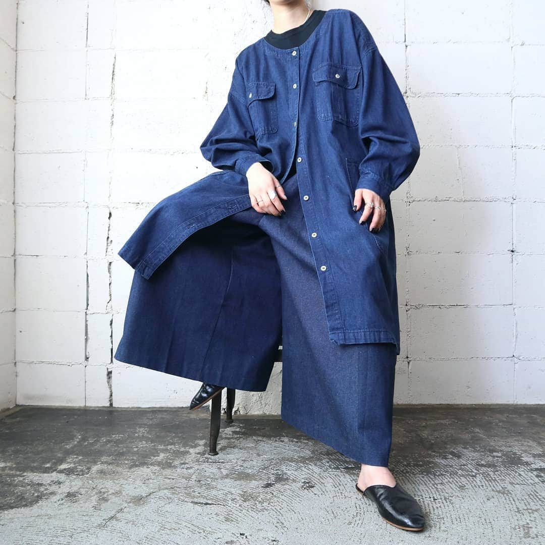 吉祥寺 古着屋 Orfeoのインスタグラム：「Calvin Klein Denim Light Coat × Denim Wide Pants  #orfeo #kichijoji #tokyo #vintage #used #fashion #coordinate #outfit  お問い合わせはインスタグラムのプロフィール掲載のメールアドレスにお願いいたします。コメント、DMでのお問い合わせは受け付けておりませんのでご了承ください。 ONLINE SHOPの商品も店頭にてご購入頂けます。気になる商品がございましたらスタッフにお声掛けください。  新型コロナウィルス感染拡大防止策を徹底した上で営業をしております。マスクの着用、入店時にアルコールでの消毒をお願いいたします。」