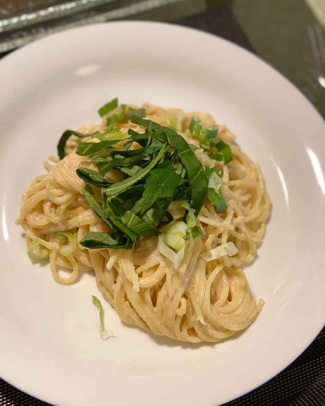 カン・ユンジさんのインスタグラム写真 - (カン・ユンジInstagram)「집에서  좋아하능거 찾아 요리하기 ㅋ . . 발사믹 페타치즈 샐러드랑  깻잎 올려본 명란파스타 그리고 하몽  근데 요리를 하고나면 늘 왜 배가 별로 안고파지는게 함정 ㅋ  에너지소모가 은근 😳😂  . . 自炊しました。 feta cheese salad,Mentaiko pasta,生ハム🌿 #cook #pasta #salad #cheesesalad #mentaiko」8月26日 15時13分 - leheekang