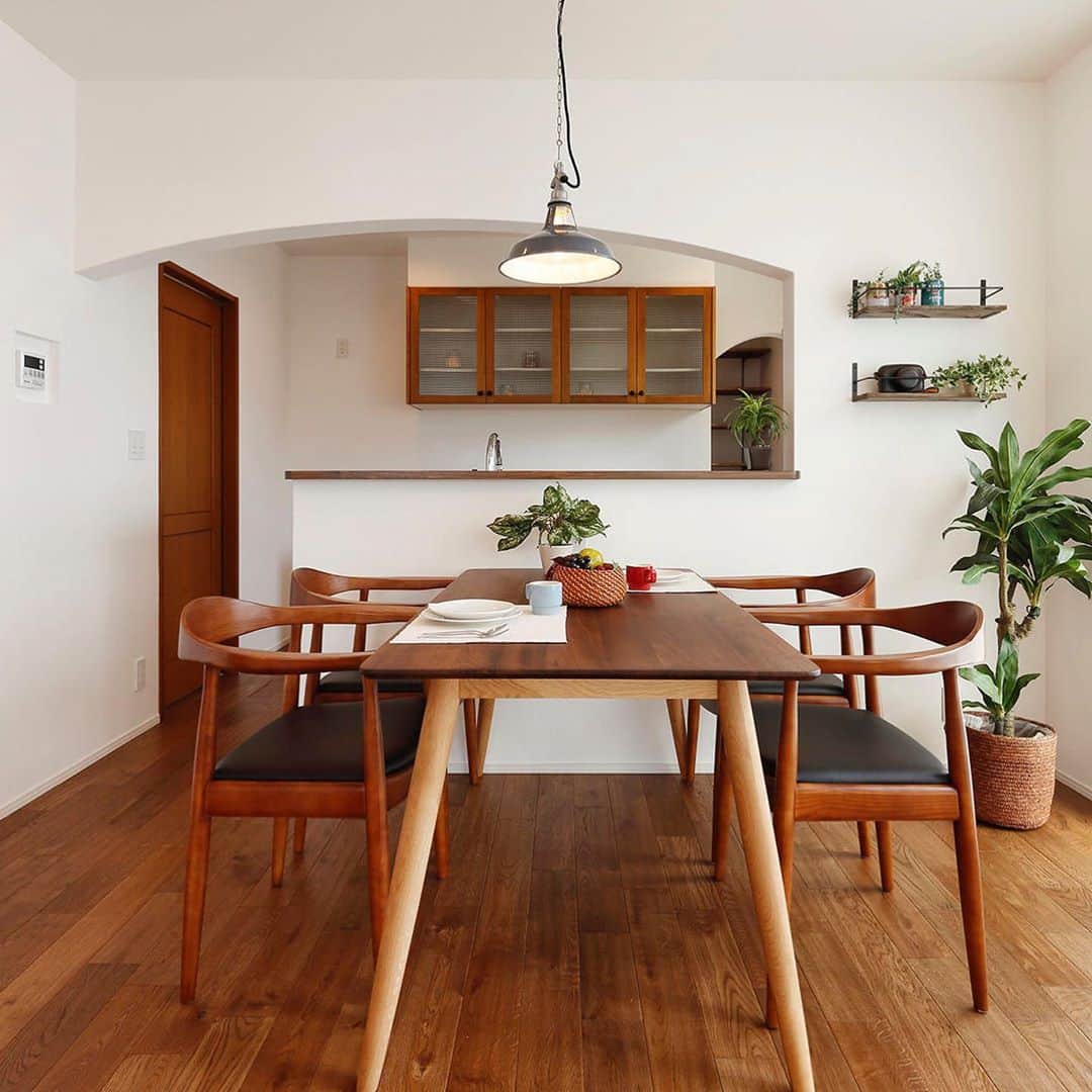 納得住宅工房さんのインスタグラム写真 - (納得住宅工房Instagram)「「木」の素材感を楽しむお部屋のデザインでは、色味を統一させる事で上品な仕上がりに。 直線の美しさ、木目の美しさを活かしたオリジナリティ溢れる特別な空間に。  #納得住宅工房 #自然素材の家 #木の素材感 #素材を活かす #木のぬくもり #無垢の床 #キッチン #ダイニング #リビング #天井板張り #シダー張り #直線美 #木目 #色味 #上質な暮らし #快適な暮らし #心地よい暮らし #enjoyhome #家が好き」8月26日 15時24分 - nattoku_jutaku