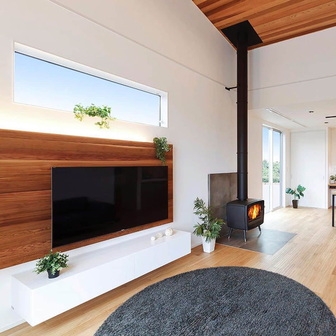 納得住宅工房さんのインスタグラム写真 - (納得住宅工房Instagram)「「木」の素材感を楽しむお部屋のデザインでは、色味を統一させる事で上品な仕上がりに。 直線の美しさ、木目の美しさを活かしたオリジナリティ溢れる特別な空間に。  #納得住宅工房 #自然素材の家 #木の素材感 #素材を活かす #木のぬくもり #無垢の床 #キッチン #ダイニング #リビング #天井板張り #シダー張り #直線美 #木目 #色味 #上質な暮らし #快適な暮らし #心地よい暮らし #enjoyhome #家が好き」8月26日 15時24分 - nattoku_jutaku