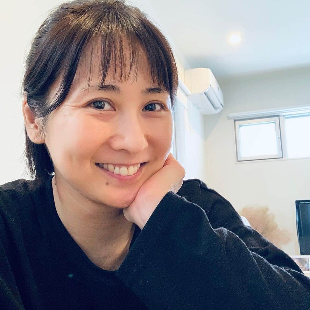 糸数美樹のインスタグラム：「さんじじゃー  #娘が寝たので束の間の休憩 #カフェインレスのカフェラテと無印の不揃いシリーズのバウムクーヘン #塩キャラメル味って打ってたら泣き出したのでこの辺で #戻ってきたらコーヒー冷めてるな笑 #では、ゆらゆらしてきます」