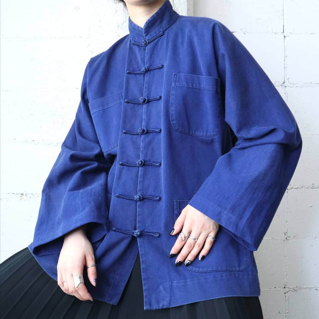 吉祥寺 古着屋 Orfeoのインスタグラム：「China Cotton Jacket  #orfeo #kichijoji #tokyo #vintage #used #fashion #coordinate #outfit  お問い合わせはインスタグラムのプロフィール掲載のメールアドレスにお願いいたします。コメント、DMでのお問い合わせは受け付けておりませんのでご了承ください。 ONLINE SHOPの商品も店頭にてご購入頂けます。気になる商品がございましたらスタッフにお声掛けください。  新型コロナウィルス感染拡大防止策を徹底した上で営業をしております。マスクの着用、入店時にアルコールでの消毒をお願いいたします。」