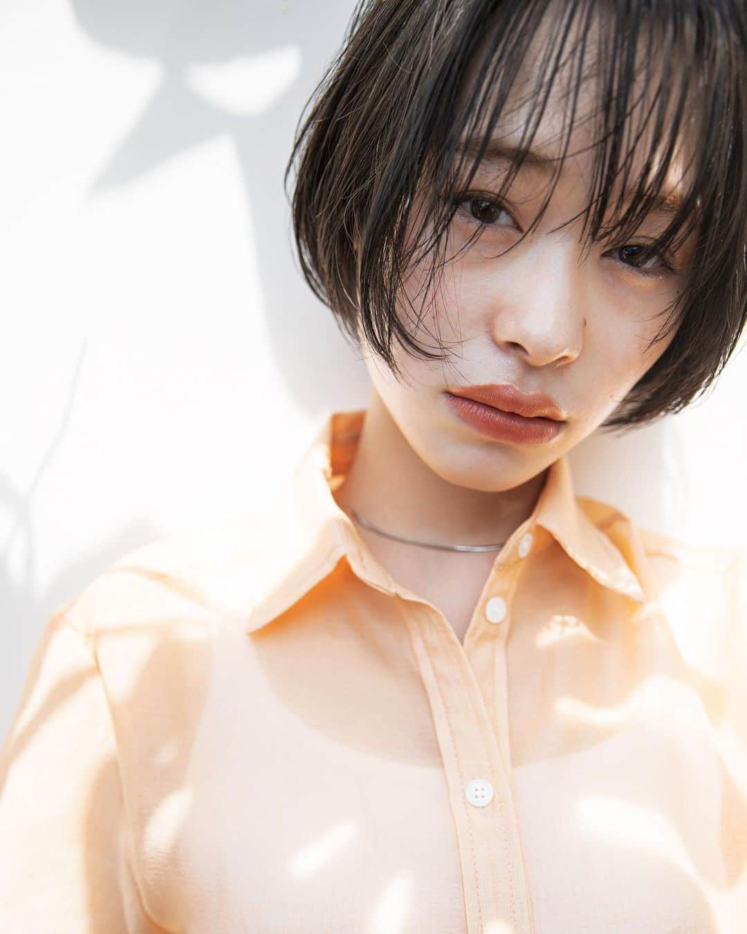 のインスタグラム：「. 昨日は月に一度の撮影会でした。 どちらかというと撮影を通した勉強会です✏️ 毎月の積み重ねでセンスだったり似合わせだったりもっともっと高めていきたいと思います✨🍉 新店舗の解体工事が始まりました。いよいよです。コワモテな外人さんばかりでした😇  works @horikengram  #かわいいをすぐそばで#岡崎市美容室#myhairdesign#sheohazaki」