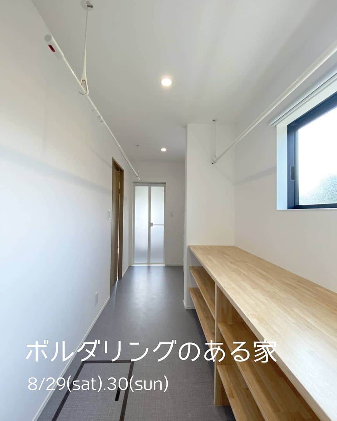 有限会社 稲葉製材住宅のインスタグラム：「【WEB限定告知完成見学会】 玉名郡で建築中だったお家が完成しました✨ 雨の日でも安心な大きめの玄関ポーチや、来客用と家族用に別れている玄関、5畳ほどあるランドリールームなど工夫の詰まったお家です😊 家で過ごす事が多くなった近年、家の中でも遊び場のある暮らしです🙌 肌触りのいい小国産の杉の床板もご体感下さい😌 今回は密を避けるためにも予約制での見学会です。ご興味のある方はDMでご連絡下さい。詳細情報をお送りします。  #完成見学会 #見学会 #新築 #予約制 #ボルダリングのある家 #雲梯 #自然素材 #楽しい暮らし #高性能住宅 #家 #家づくり #マイホーム #暮らしやすい家 #使いやすい家 #丁寧な家づくり #庭のある暮らし #家具と暮らす #暮らし #楽しい暮らし #ナチュラル #工務店 #注文住宅 #熊本 #玉名 #山鹿 #稲葉製材住宅 #イナバ  家族の未来、地球の未来を考えた家づくり 施工対応エリア 玉名、山鹿、荒尾、熊本市 県北メイン」