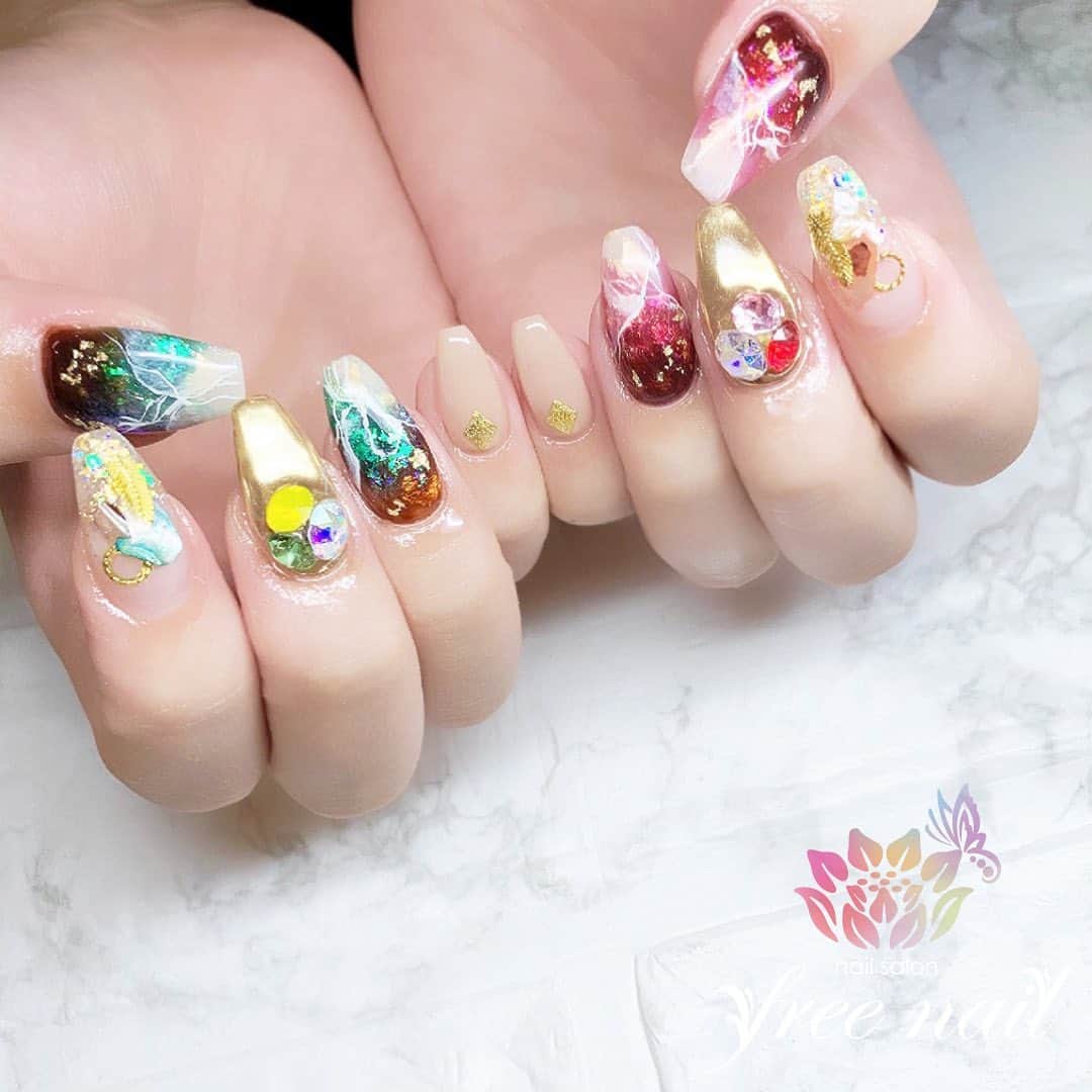 free nail フリーネイルのインスタグラム：「. お客様ネイル💅🏻🌻 . サマーアシメネイル🐠💚❤️ . 派手派手サマーネイル🌺🏝 . ▶︎▶︎▶︎スワイプして動画も見てね☝︎🎬✨ . ご来店ありがとうございました🙇🏻‍♀️🙇🏻‍♀️🙇🏻‍♀️💗 . #ネイルアート #ジェルネイル #ネイルサロン #大阪ネイルサロン #ネイルデザイン #ネイルチェンジ #アシメネイル #アシンメトリーネイル #ビジューネイル #大理石ネイル #グリーンネイル #レッドネイル #デザインネイル #トレンドネイル #派手ネイル #大人ネイル #ロングネイル #夏ネイル #summernails #nailsart #nailsdid #美甲 #日式美甲 #日式美甲胶 #日本美甲师 #日本美甲老师 #美甲上课 #日本胶 #フリーネイル #freenail」