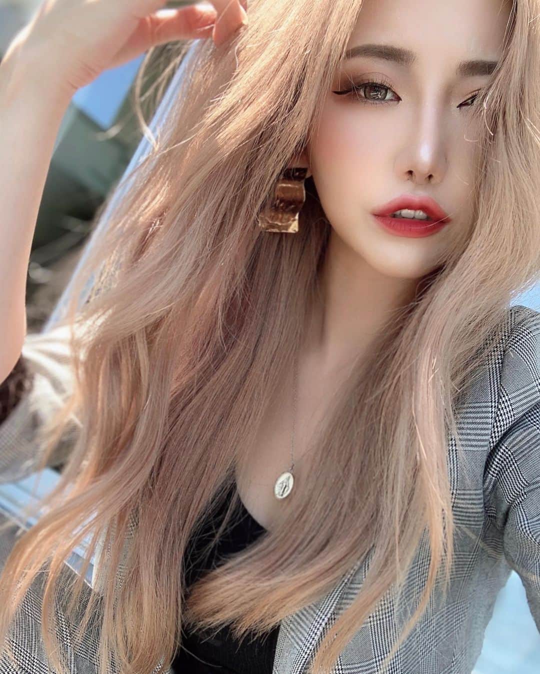 春咲ひなたのインスタグラム：「夏のスーツは死ねるな👼🌤 . #太陽#眩しい#あざとい#スーツ女子#スーツコーデ#東京#新宿#歌舞伎町#キャバ嬢#もはや#元キャバ嬢#マツエク#春咲ひなた#YouTube#youtuber . YouTubeに関する問い合わせ先♡  株式会社YEEELL 〒150-0002  東京都渋谷区渋谷3-27-11 祐真ビル新館5F  info@yeeell.jp」