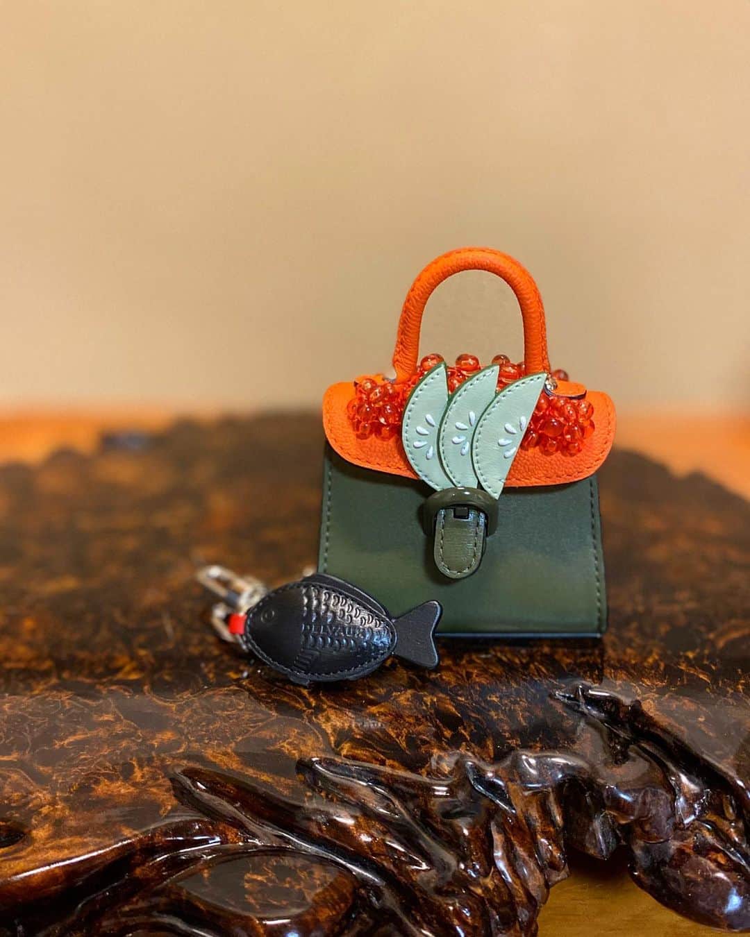 Mai Wakimizuのインスタグラム：「DELVAUXのbagがミニチュアチャームに♡その名もミニアチュールニッポン。3種類の中から私が選んだのは"Sushi"。お醤油差しまで付いてて遊び心溢れてる♡ #DelvauxMiniatures#JapanHeart」