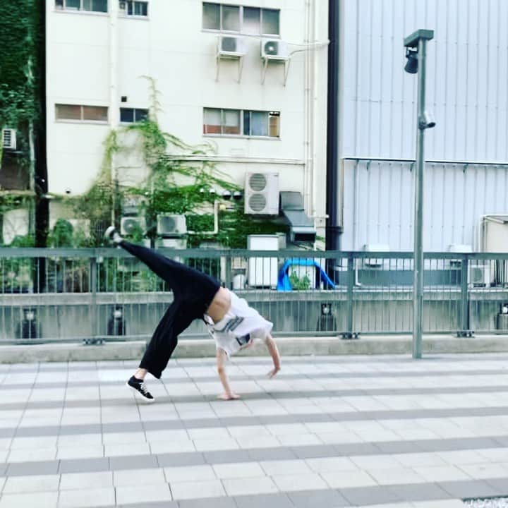 大舌恭平のインスタグラム：「無限に繋げようと思ったら早々に靴が脱げかけて3回どまり😵  #acrobatics #tumbling #flips #performance #ninja #rising #studio #tokyo #japan #shibuya #street #bluetokyo #大舌恭平」