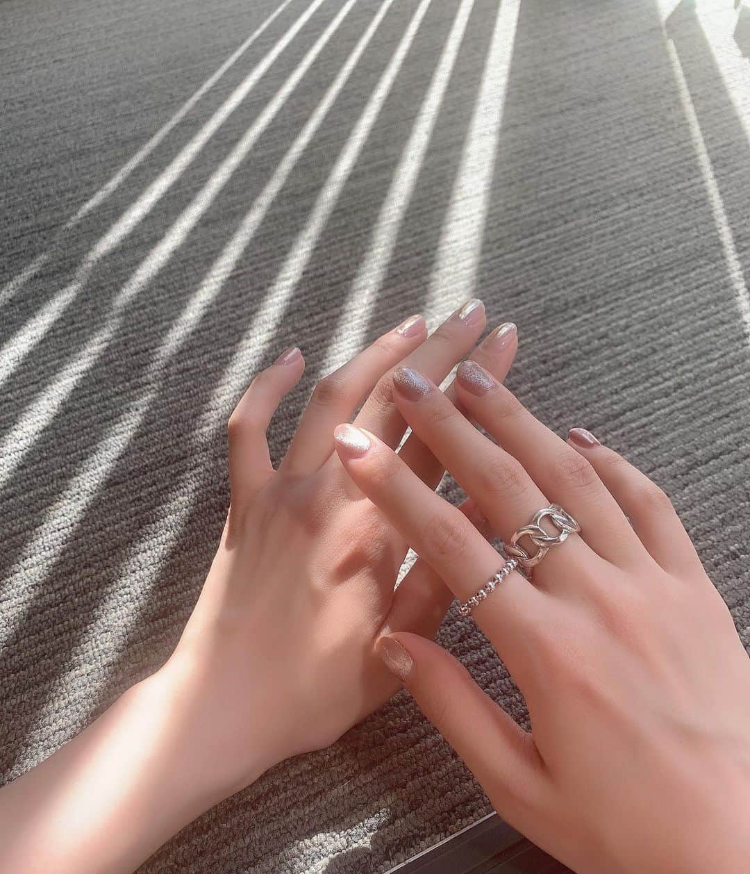 志田友美（ゆうみん）のインスタグラム：「久々の短めネイル💅右手マグネット🤍 シルバーアクセサリーにハマっておる🧏‍♀️ ㅤㅤㅤㅤㅤㅤㅤㅤㅤㅤㅤㅤㅤ #newnail #マグネットネイル #scely #scelytokyo #japanesegirl #instanails」