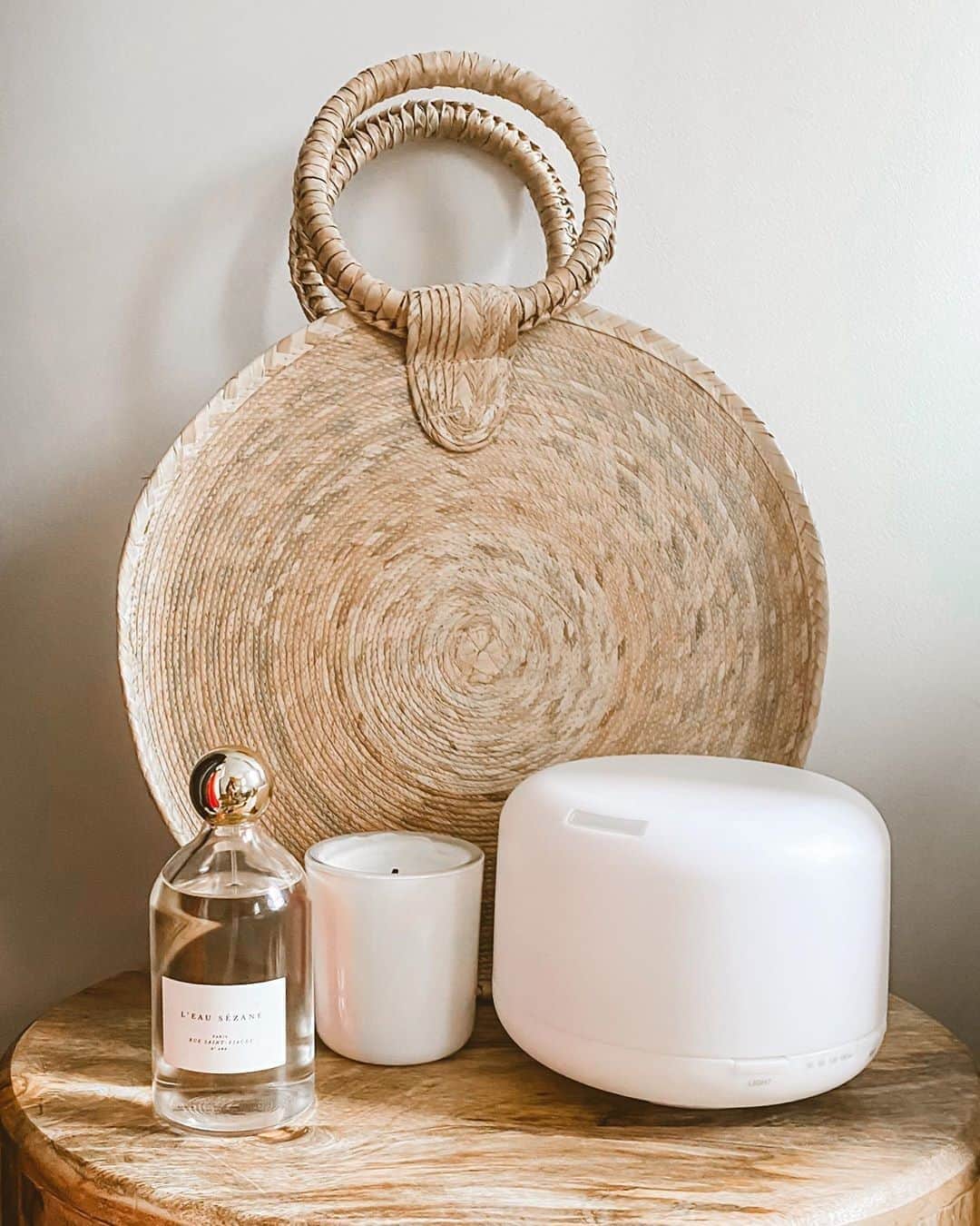 MUJI USAさんのインスタグラム写真 - (MUJI USAInstagram)「Minimal details for the home.  Add an Aroma Diffuser to any corner or bedside table to disperse the relaxing scents of your favorite essential oils.   📸 MUJI by @threesixfivecloset #muji #mujiusa #MUJIbyYou」8月26日 7時02分 - mujiusa