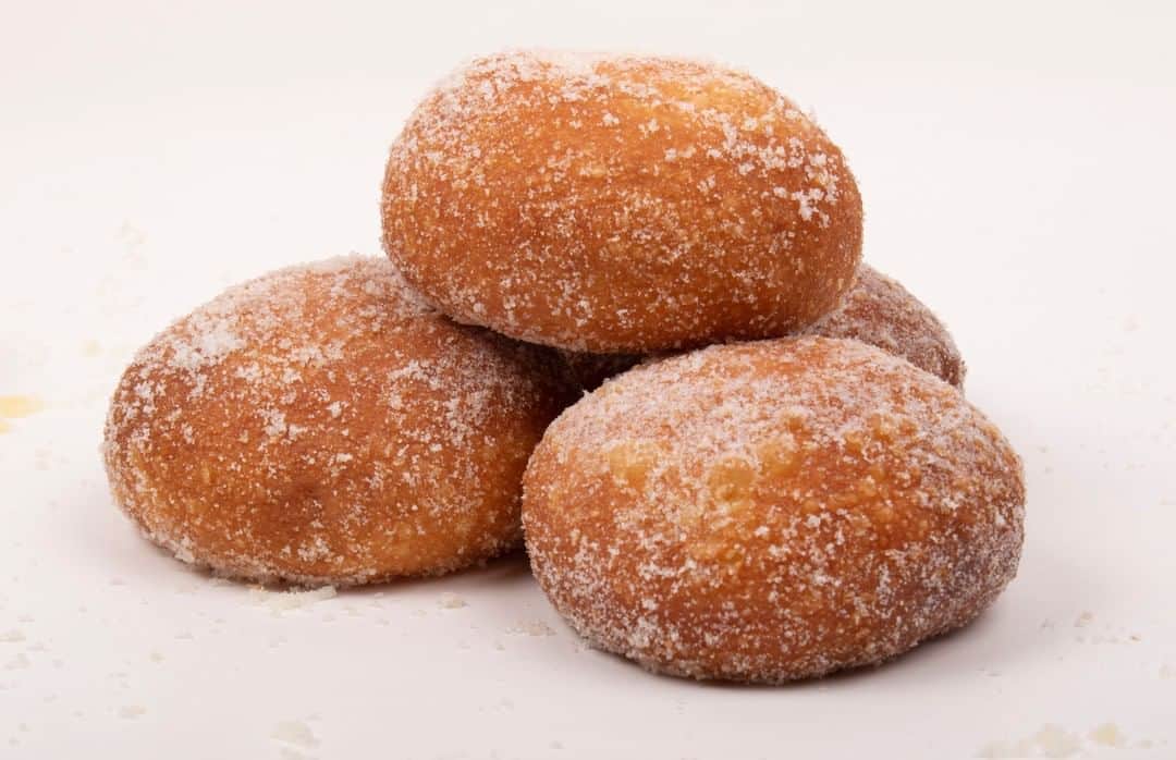 のインスタグラム：「#HotandFresh Malasadas from Zippy’s can help sweeten a stay-at-home order. Buy a dozen and turn on Netflix.」