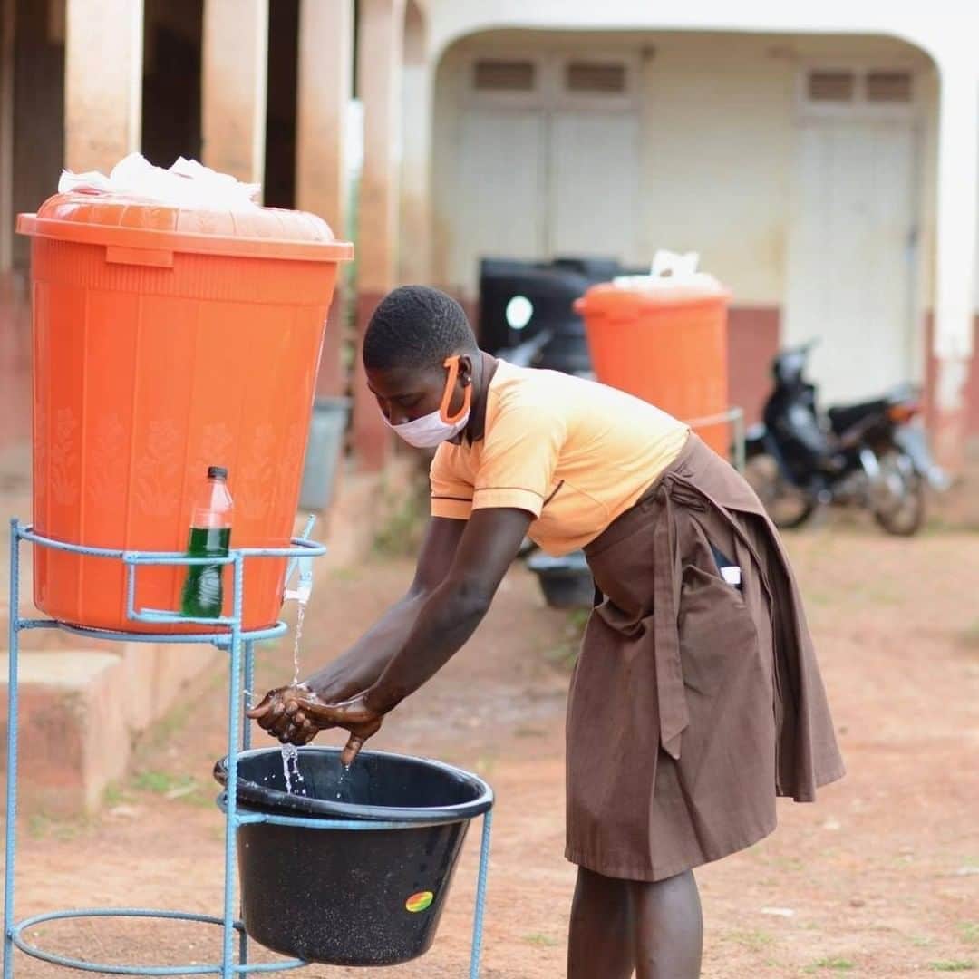 unicefさんのインスタグラム写真 - (unicefInstagram)「Schools aren’t just places for young people to learn - they offer handwashing facilities, access to nutritious meals, and the support of friends and teachers.   As #COVID19 lockdowns begin to ease in some countries, schools must open their doors wide to make room for every child, particularly the most vulnerable.  © UNICEF/Buta」8月26日 7時11分 - unicef