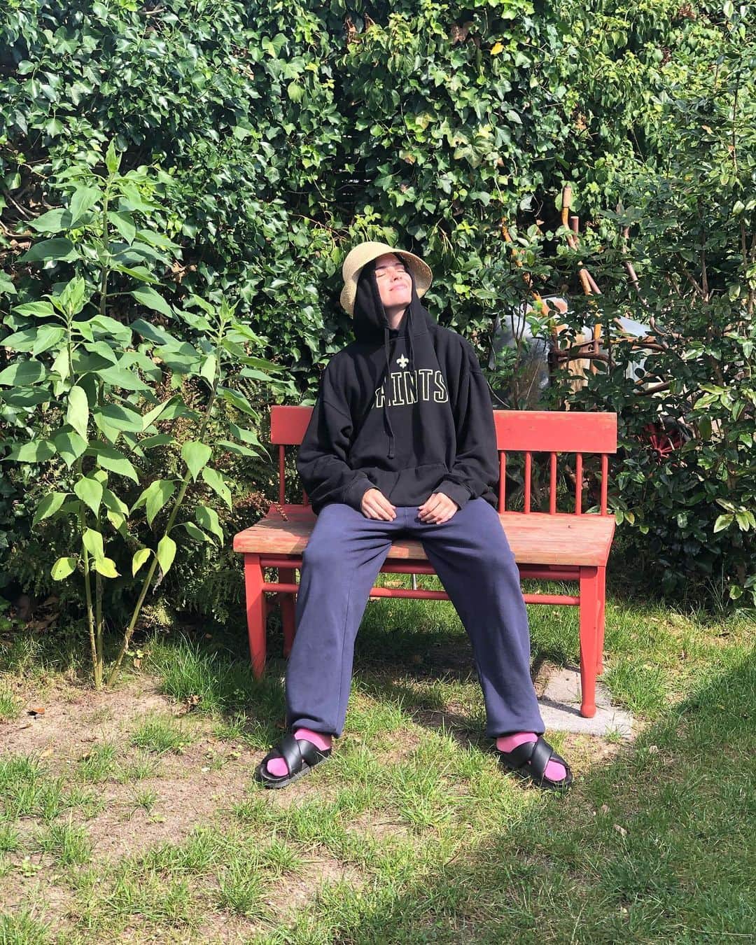 シェリー・ヘニッヒのインスタグラム：「Wear sunscreen tie your shoes and vote in November」