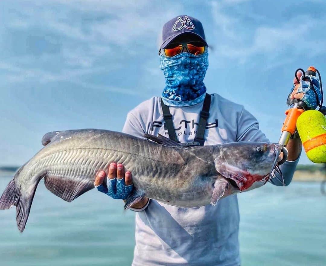 のインスタグラム：「This guy right here @alancrandallfishing from Iowa has been doing a lot of fishing as of late! Not only for bass, but he’s mixing in a number of new species as well! He recently went on a trip with @chasincats and not only did the chase em’ they found em. Congrats on the catch Alan you are Certified Filthy, look at all that Filth! www.filthyanglers.com #fishing #bassfishing #angler #catfish #noodling #outdoors #bigbass #fish #catfishing #anglerapproved #bigbass #outdoor #catchandrelease #bigfish #getfilthy」