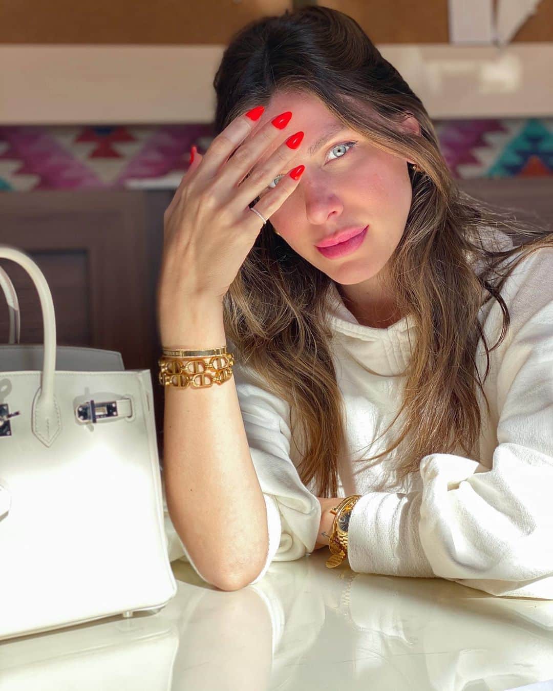 のインスタグラム：「Hoje... com a pulseira que vocês amam e eu também, escrito BERNARDO em um lado, e NV em outro. Super personalizável, vc escolhe a fonte usada, palavra ou frase gravada, tamanho do pulso. Eu adorei tanto que além de usar todos os dias como vcs sabem, queria várias fazer um pulso cheio rsrs. Amo pulseira assim, durinha. Essa da @lactjoias é incrível. Mostrei bem nos stories, corre lá」