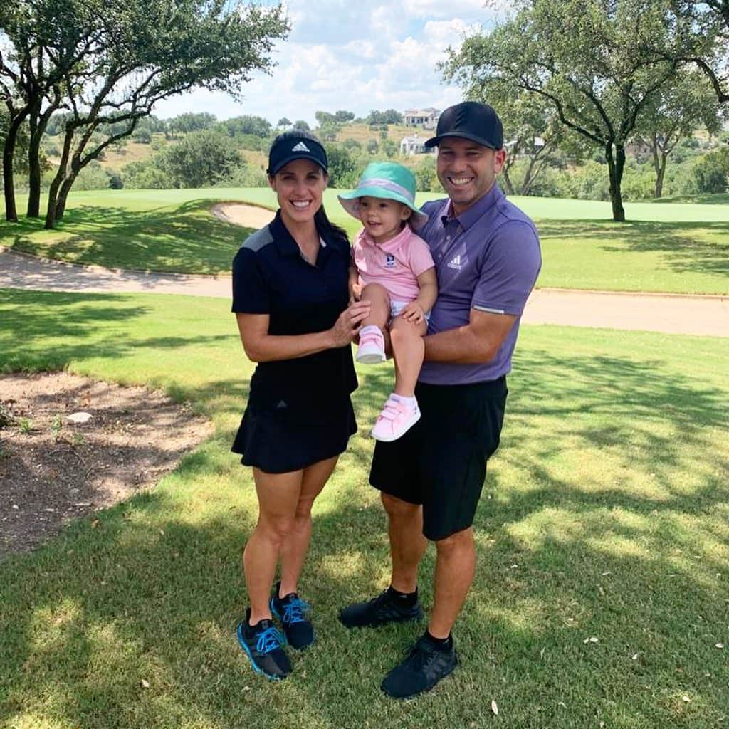 セルヒオ・ガルシアさんのインスタグラム写真 - (セルヒオ・ガルシアInstagram)「My coaches and support team with me today on the course. Azalea already excited to tee it up again, and it was only her first time playing! 🤙🏽Getting @usopengolf ready. 👊🏽 #teamgarcia #azaleagarcia @theangelaakins」8月26日 7時13分 - thesergiogarcia