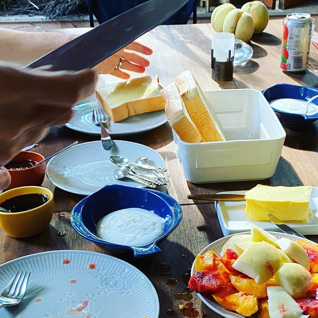 岡田美里さんのインスタグラム写真 - (岡田美里Instagram)「カッコつけずに朝食のありのままを撮りました✨ Ｖ8の野菜ジュースを最近は。  ベティナイフを握ってネクタリンと桃を切ってくれているのは、長女の嫁ぎ先の義理ママ(お姑さん)。 娘夫婦抜きなのに、義理パパと義理ママが来てくれました。  実は「僕の母です」と初お目にかかった瞬間に「えーっ、優子ちゃん？」と驚いたのなんの、20歳くらいの時に実家にも遊びに来てくれた違う学校のお友達でした。  それから一年後に、優子ちゃんは娘の義理ママとなってくださり、尊敬を込めて優子さんに…。 仲良しの義理パパとみんなでテニスをしたり、湖畔の砂浜に座っておしゃべりしたり、犬連れでお互いに水遊びさせたり…。  そして、翌日は密かに楽しみだった「優ちゃんシフォンケーキ」を習いました。お料理もお菓子作りもスーパー上手な腕前に「お願いですー」と、シフォンケーキ型とスパイスまで持ってきてくれてのマンツーマンクラス。  そんなアールグレイのスパイスシフォンケーキを、29日の15:00からインスタライブ(和子センセとの料理ライブ)でご披露します♫  久しぶりのテニスのダブルス試合があまりにも楽しかったので、昨日、ラケット買っちゃったー笑笑。  #シフォンケーキ  #シフォンケーキ作り  #シフォンケーキレシピ  #朝食 #v8 #v8の野菜ジュース  #ヨーグルト  #ジョージジェンセンカトラリー  #ロイヤルコペンハーゲンプレート #義理パパママ  #ありがとう  #みんなお揃いの包丁 #三星刃物  #ペティナイフ  #ジャムオブワンダー  #ジャムオブワンダーのジャム #湖畔 #犬との暮らし  #きのこ王の桃」8月26日 7時21分 - millieokada