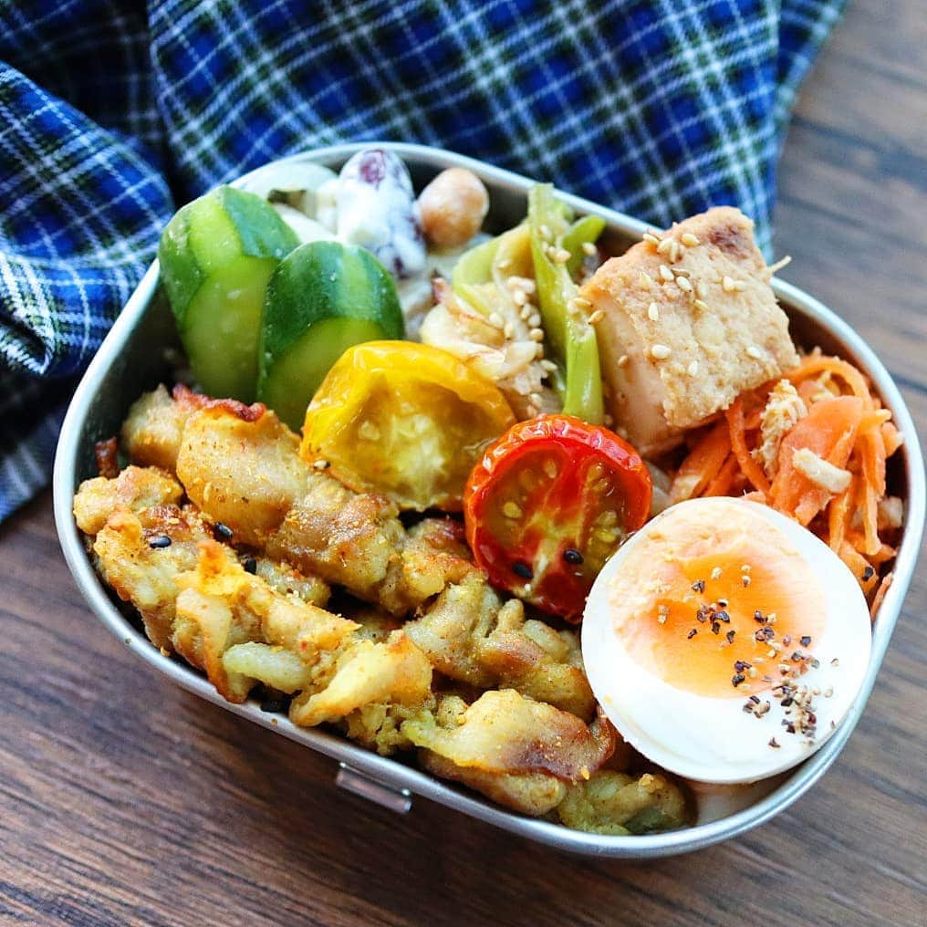 のインスタグラム：「2020/08/26(水) #2020ゆきりち弁当 ＊ 今日木曜日かと思ったら水曜日でゲンナリ。 ゆきりち。です。 おはようございます🌞 今日明日は猛暑日予報。 ウォーキングはあきらめます💦 ＊ 作り置き詰めただけーの ゆるっと糖質オフのオット弁当🍱 あとでブログに書きます🖐 お弁当箱⇒360㎖ ✼••┈┈┈┈••✼••┈┈┈┈••✼ ●豚串パンチの串抜き😂② ●おかか味玉① ●お豆入りもやしマヨ ●ネギと厚揚げのしょうがみそ炒め② ●きゅうりの水キムチ ●無限にんじん ●セミドライトマトのオイル漬け(blog) それぞれ著書1冊目、2冊目、blogにレシピあります☺️ ✼••┈┈┈┈••✼••┈┈┈┈••✼ ＊ 😀ゆきりち。著書📕 1冊目、お弁当ダイエットのレシピ本 2冊目、サラダとお肉のダイエットレシピ本 どちらもプロフ( @yukirichi119 )のリンクから Amazonに飛べます📖 --------------------------------------------------- #野菜たっぷり #新鮮野菜 #ゆる糖質制限 #作り置き #常備菜 #ゆきりち #工房アイザワ #昼食 #diet #お弁当 #弁当 #健康 #食べて痩せる #bento #旦那弁当 #lunchbox #昼ごはん #Japanesefood # #豚串 #手抜き弁当 #痩せる #ダイエット #水キムチ #夫弁当 #発酵食品 #炭水化物抜き #セミドライトマト #ゆる糖質オフ」
