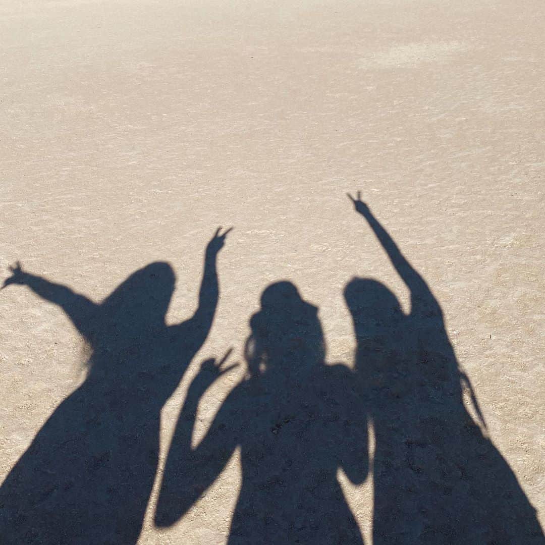 フェリシティー・パルマティアーのインスタグラム：「@juliamuniz @sophie.butcher1」