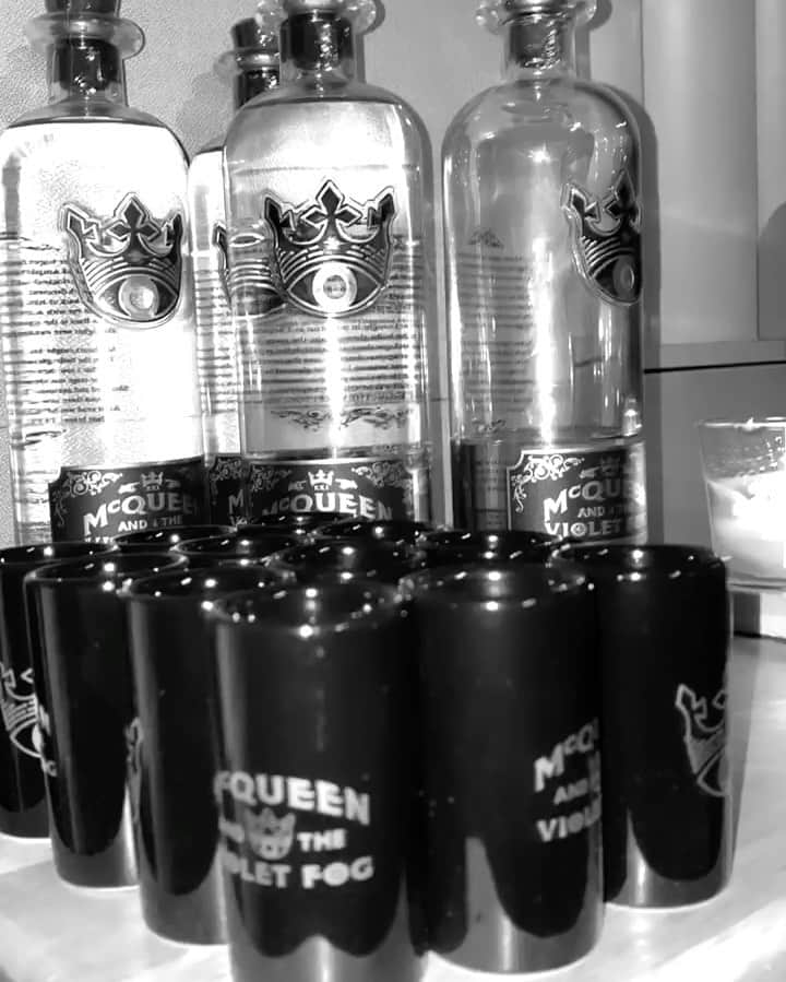 ウィズ・カリファのインスタグラム：「Drink responsibly @mcqueenvioletfog」