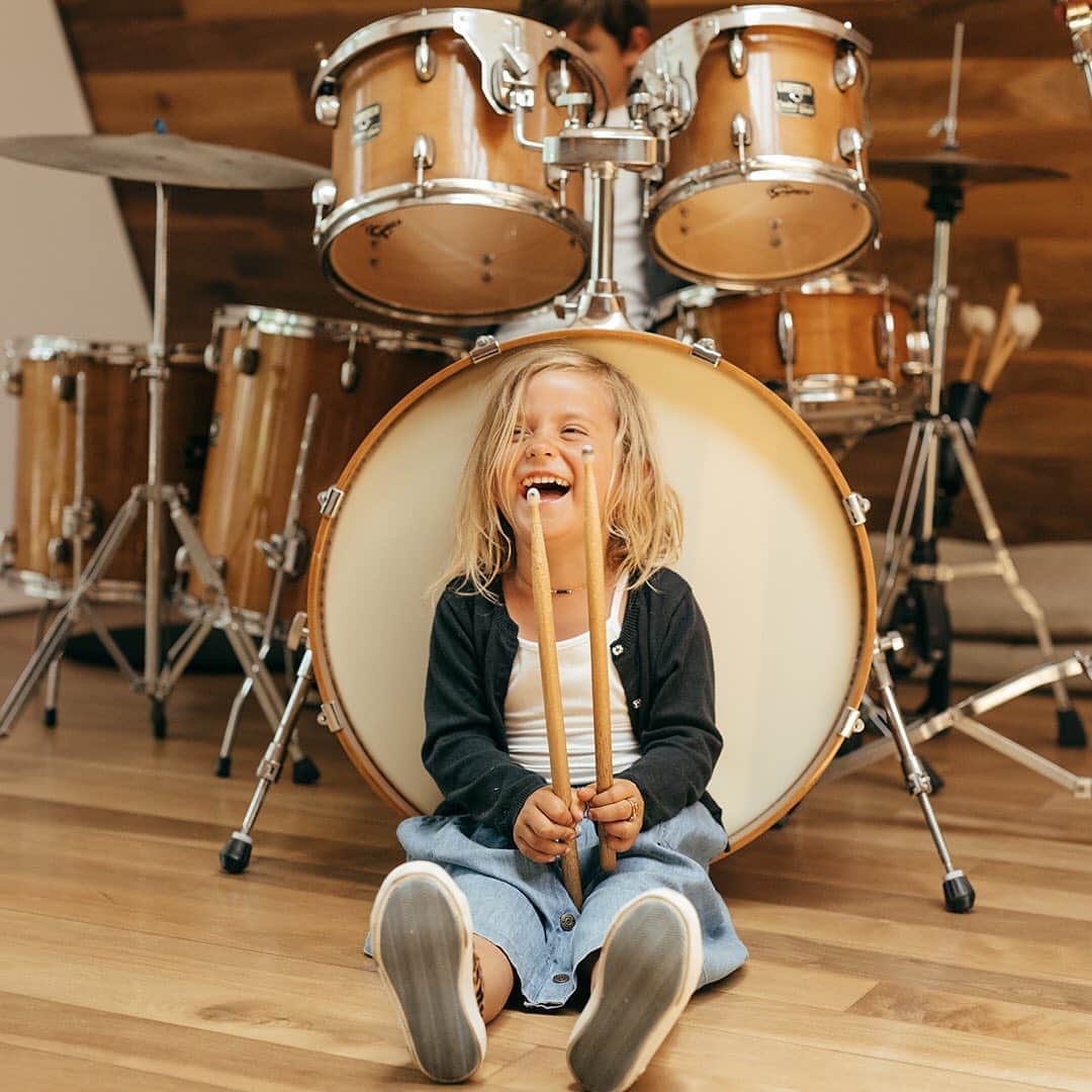 シービーズのインスタグラム：「When the zoom call ends and your kids decide it's drumsticks>pencils 😜 ⁣ ⁣⁣ ⁣Shoutout to all of the parents and students doing the best they can to make things work in this new (and different) season. We see you 💛」