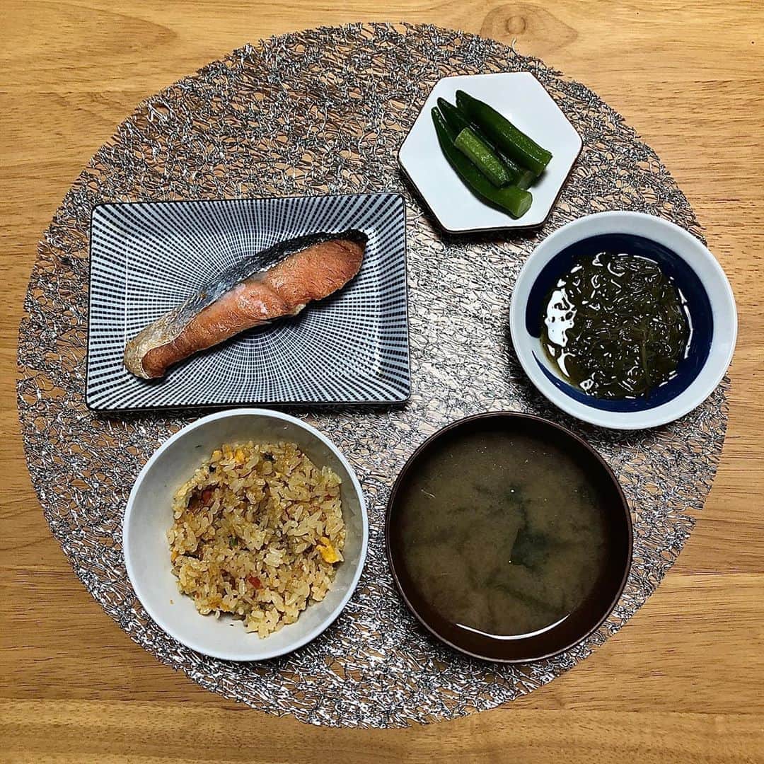 みのり(26)＠東京 ダイエットのインスタグラム：「朝ごはん . . 炒飯 わかめの味噌汁 鮭 めかぶ 塩オクラ . . おはようございます。 昨日は #デッドバイデイライト やってたら 朝日に出会ったよ(きゃー) . . そんな朝も、バランスよく。 (ごはんは120gくらいかな) . これをトレーにうつしかえて ソファの前の小テーブルにおいて ひたすらゲームやってます🎮🥱😪 . . お散歩でも行こうかな。笑 . ◉ライザップ公認の紹介アンバサダーです。 〜紹介特典で、お安く入会できます〜 . ▶︎全国どの店舗でもOK ▶︎カウンセリング予約前にご連絡ください . 📺RIZAP TVCM出演 🏅RIZAP BMG ファイナリスト2017.2018 . #rizap #ライザップ #ダイエット #diet #レコーディングダイエット #ダイエッター #公開ダイエット  #朝ごはん #morning #食べて痩せる #おうちごはん #糖質制限 #低糖質ダイエット #和食 #クッキングラム #自炊女子 #腸内環境 #食事管理 #栄養  #cleanmeals  #lowglycemic #玄米 #まいにちごはん部」