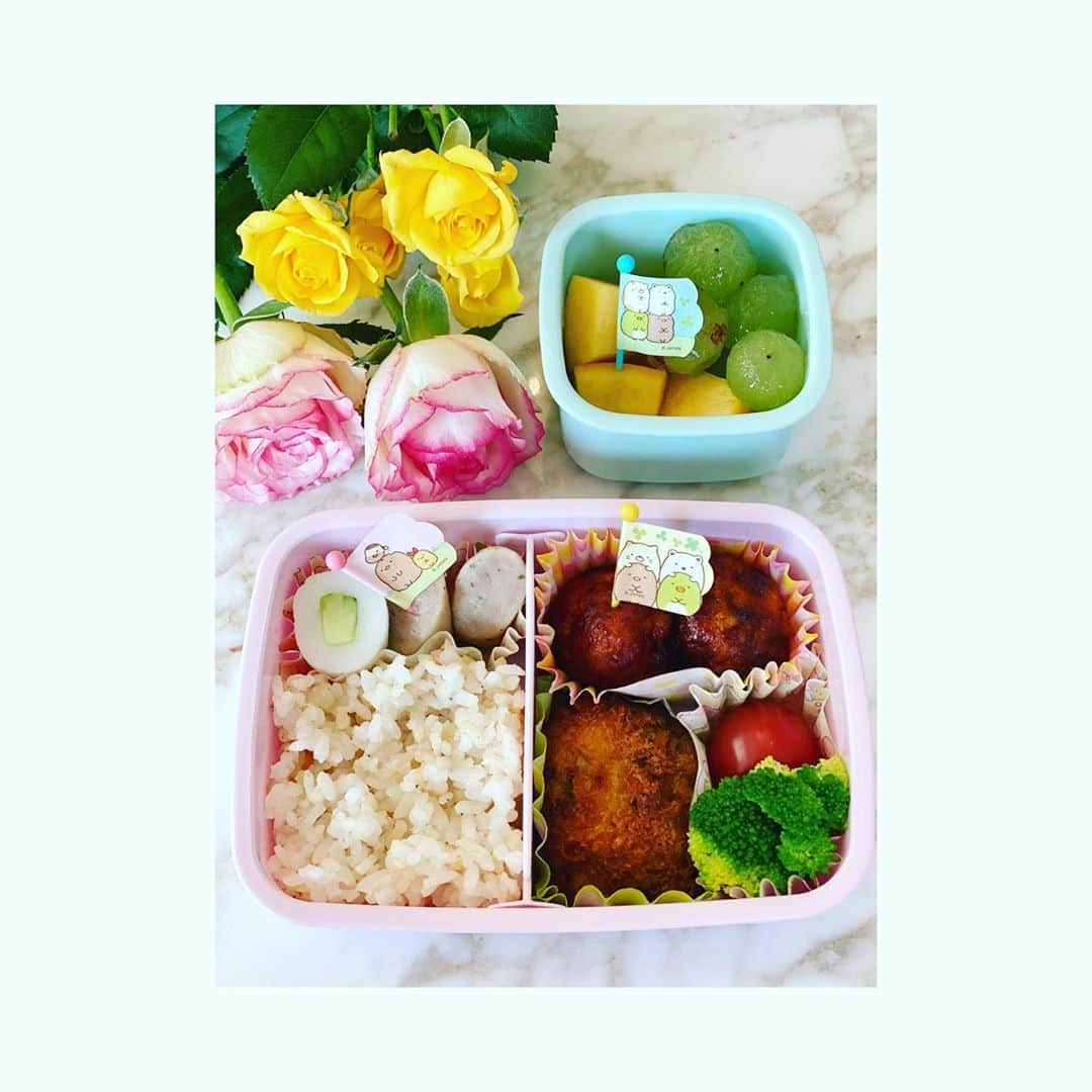 神田うのさんのインスタグラム写真 - (神田うのInstagram)「おはようございます😊 作った冷凍食品でのお弁当も見せて🍱とコメント頂いたので今日のお弁当ストーリーでなくてこちらにお載せしますね☺️ 今日はコロッケ&ミートボール弁当です🍱 ご飯は1/5玄米にしていますよ😊 皆様💕今日も良い1日をお過ごし下さいね❤️ 冷凍食品会社工場長より🤣 #娘のお弁当#手作りコロッケ#手作りミートボール#コロッケ#ミートボール#コロッケ弁当#ミートボール弁当#今日のお弁当#神田うの#unokanda」8月26日 7時47分 - unokandaofficial