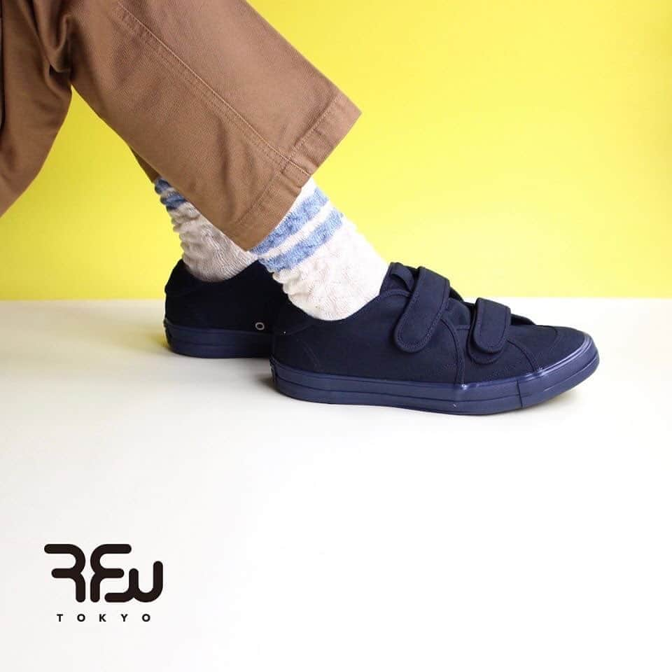 アールエフダブリューさんのインスタグラム写真 - (アールエフダブリューInstagram)「【RFW 2020Aw】  SANDWICH LO STRAP SOLID Color:Navy ¥12,000＋TAX  2020年秋冬新作コレクションから、 シューレースの替わりに2本の太いストラップを取り付けた SANDWICHが新登場。 今季はアッパーとソールを同色にまとめ、 ネイビーソールは茄子紺のような絶妙な色味。  www.rfwtokyo.com @rfwtokyo   #rfw #rfwtokyo #rhythmfootwear #sneaker #sneakers #kicks #instashoes #instakicks #sneakerhead #sneakerheads #nicekicks #sneakerfreak #kickstagram #2020aw #autum #winter #tokyo #rpm #rhythmprimarymarket #rebuild #strap #velcro #navy #ネイビー」8月26日 7時41分 - rfwtokyo