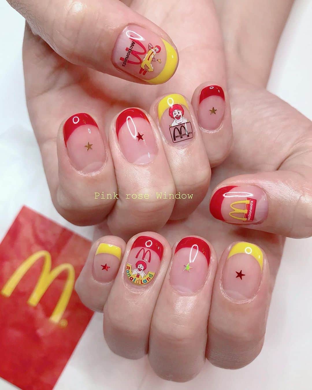 のインスタグラム：「. 🍟𝗠𝗰𝗗𝗼𝗻𝗮𝗹𝗱🍔 . . 非モテフレンチ♡ . 使用GEL↓ 000M @dorux_gel_nail  131M 黄色と赤の発色が最強！ パキッとしたラインがでます💫 . . . #pinkrosewindow #pink_rose_window」