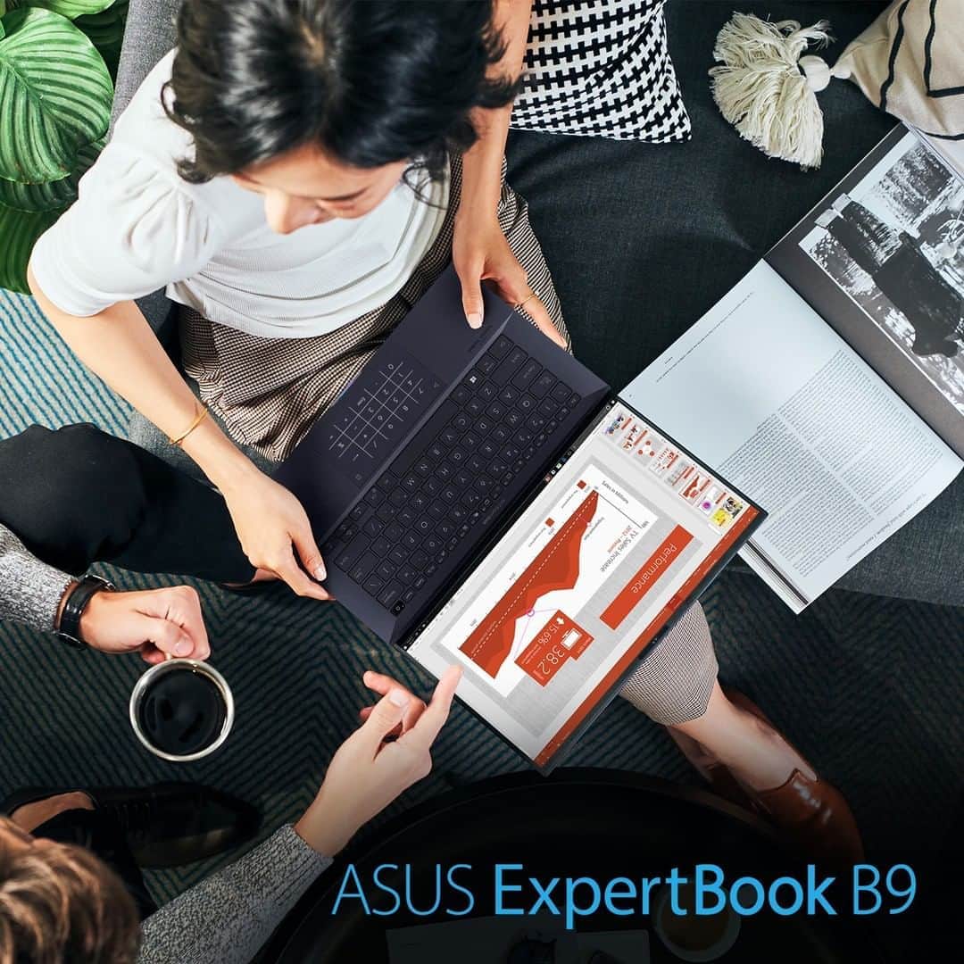 ASUSさんのインスタグラム写真 - (ASUSInstagram)「Are you a minimalist who longs for the perfect work laptop? #ExpertBook B9 weighs light as a feather—870 g—and is built for serious travel with an incredible 24-hour battery life!」8月26日 7時45分 - asus