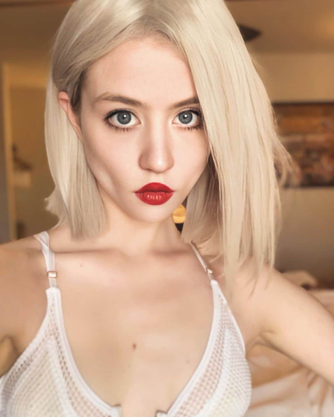 アリソン・ハーバードのインスタグラム：「🌹 @beccacosmetics 🌹  @eastnwestlabel 🌹 @temperhair」
