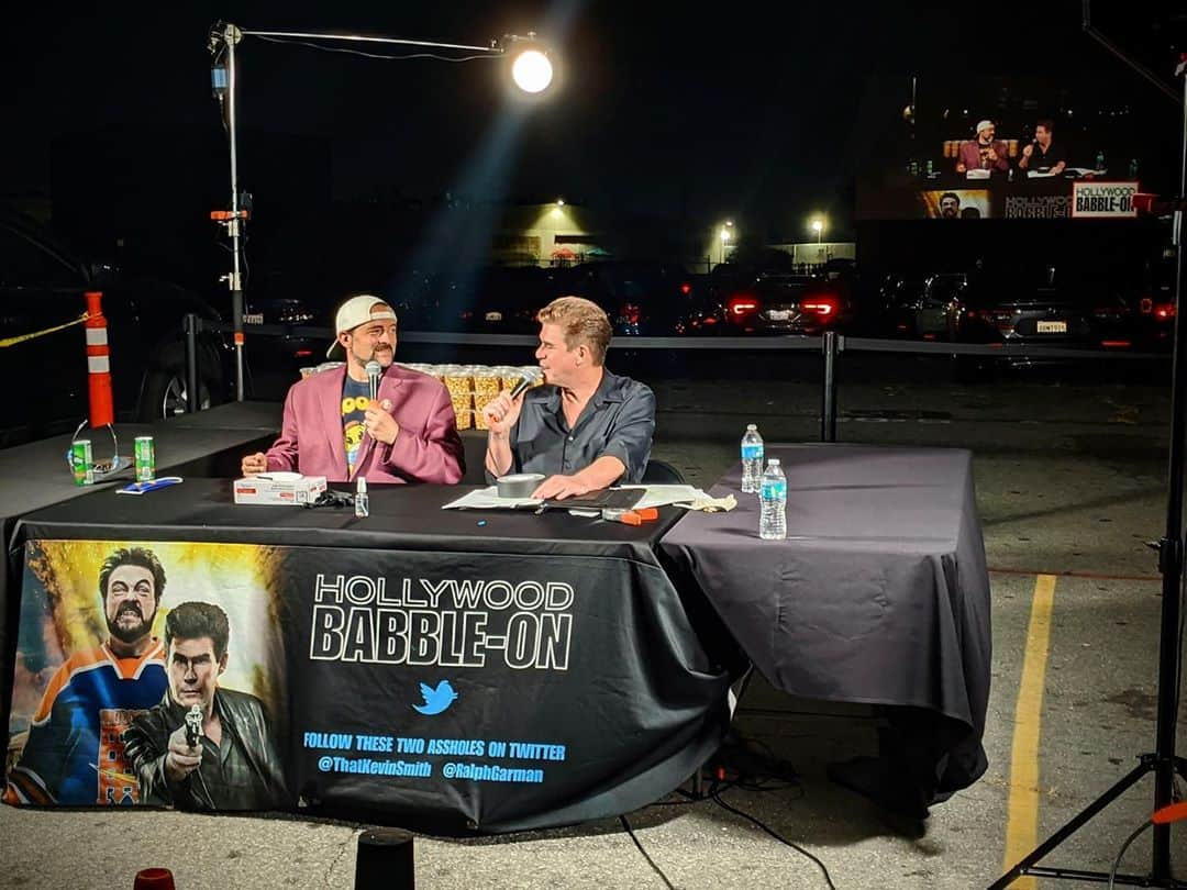 ケヴィン・スミスさんのインスタグラム写真 - (ケヴィン・スミスInstagram)「Last night, HOLLYWOOD BABBLE-ON turned 10 years old! For a decade, I’ve sat beside @ralphgarman on comedy club stages (and now a drive-in) both around Southern California and around the world! And the entire time, I’ve laughed my ass off while getting paid to do the easiest job in the world. Seriously: it’s so easy for me, I don’t even have to stand - I sit through the whole show! And I’ve never once had to prepare to do a Babble-On because the pro by my side does all the heavy lifting creating everything, while I just catch the ball from time to time while enjoying Ralph myself as much as the audience seems to. We’ve Babbled in front of nearly half a million people and have been heard by millions more. And all this time, you’ve welcomed us like family - or even better? You’ve welcomed Ralph and I like we’re your friends. Thank you to the hundreds of people who were there last night for yet another joyous (albeit most unorthodox) episode of #hollywoodbabbleon at the @vinelanddrivein! Thanks to the fine folks at the @arclightcinemas for letting us into their world (and for all the free caramel corn)! Thanks to @heyitsderekberry for bringing out a bit of the @moobyspopup experience and to @jordanmonsanto and the #smodco crew for making it happen at all! But the biggest thanks for to my Babble Brother #ralphgarman. For 10 years, he’s given me something to do in Hollywood every weekend that made me feel like I was less a tourist on the comedy scene and more of a fixture. Every time I’d drive by the world famous @hollywoodimprov and see our mugs on the marquee, it made me feel like I always had a seat at one of the greatest tables ever set: the L.A. comedy club community. Now I just hope we get to do it all for another 10 years! Babble the fuck on, Kids! #KevinSmith #ralphgarman #ralphreport #babbleon #vinelanddrivein #arclightcinemas #anniversary #podcast #drivein #moobyspopup #moobys」8月26日 8時04分 - thatkevinsmith