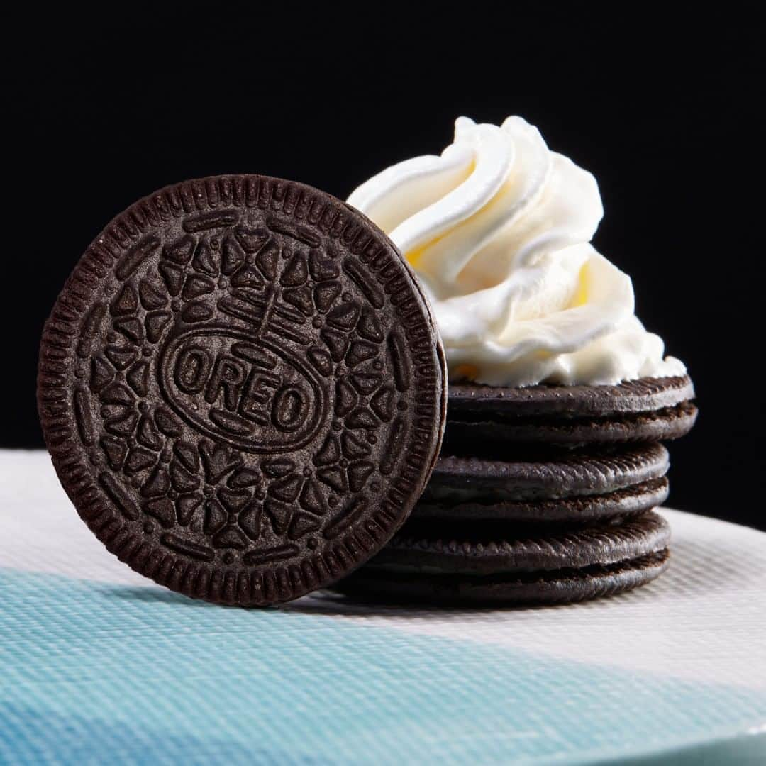 OREOさんのインスタグラム写真 - (OREOInstagram)「Ahhhh 🗣️ 🗣️ That’s the sound of you enjoying OREO Thins and whipped cream on your couch! #OREOThins」8月26日 8時01分 - oreo