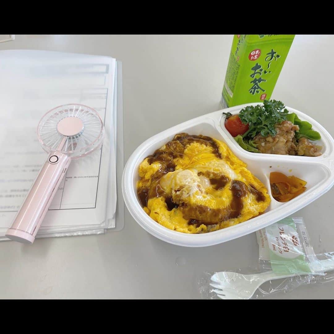 のインスタグラム：「* 現場のロケ弁！！🍱 * 3枚目は同じ事務所のゆづきちゃんと鈴木レイくんとお写真撮ってもらいましたｯ❕ お写真ありがとうございました(^^)💜 * 弟よりも小さい小学生の子がいたり、自分が最年長ですごく新鮮でした‪( ;ᯅ; )‬ お姉ちゃん出来た気しない、、🤦🏻‍♀️笑 * 物凄い暑い中の撮影だったけど、暑さも吹き飛ばしちゃうくらいの明るい現場だった（ ; ; ）！！ すごいすごい楽しかった！！🍒🥣 * 今回ご一緒させて頂いた皆さんと また現場でお会い出来る機会を作れるように頑張りますっ❕🥂 お疲れ様でした🧸🤍 * 最近は夏休みが終わって学校がもう始まってます‪( ;ᯅ; )‬ ‪ お水いっぱい飲んで、甘いの食べて笑！！！ 頑張りましょう🐶♥️❕ * ちなみに今日は とあるお友達に会えるんだっ👧🏻♥️ たのしみすぎる！！！ 🥣🍒👧🏻🧁 * その時の写真はまた投稿させてください💖 * #畠山彩奈#撮影#現場#事務所#ロケ弁当#ロケ弁#学校#たのしみ#(^^)#高校3年#フォローミー#instagram#instagood#followme  ‪」