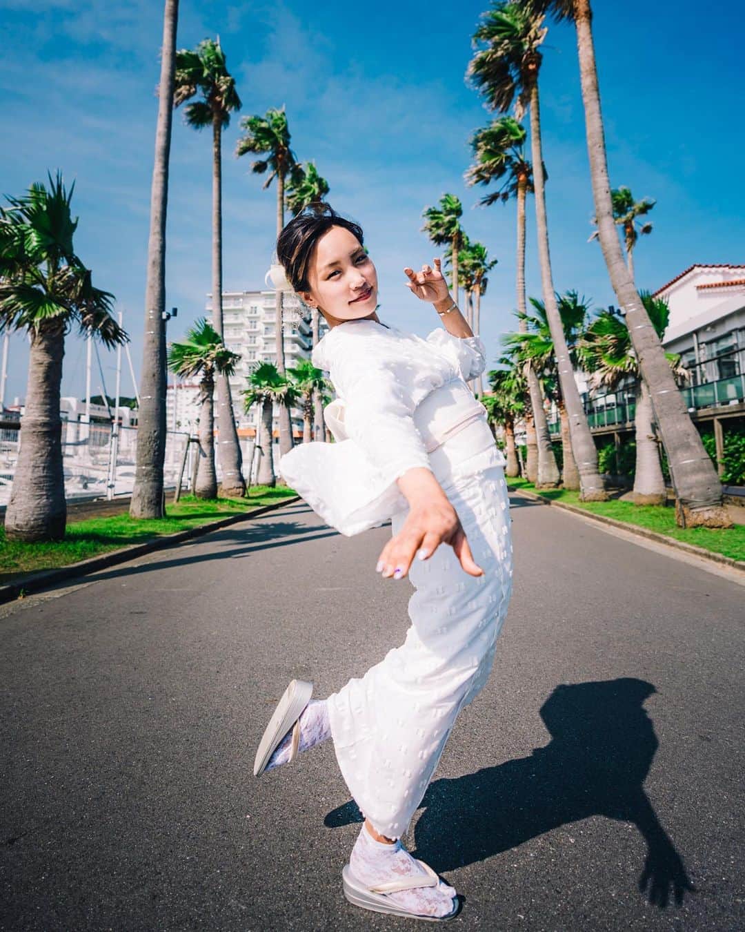 のインスタグラム：「SUMMER  WHITE. . . . . 着付けは @kamakura.kimono.kanon  このド晴天に全身白のコーデを用意する女将はかなり鬼なんじゃないかなって思ったけど、なんだかんだですごく僕らしい写真になった気がする。 頑張ってくれた @10ten10san10 に感謝。 そして一日人力車を引いてくれた @ebisuya_kamakura さんはカッコ良いです。」