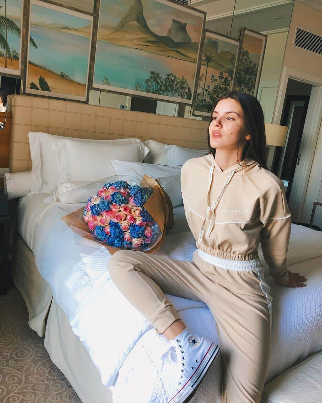 Camila Queirozのインスタグラム：「Depois de 5 meses em casa é muito bom poder me sentir segura em outro lugar, ainda mais numa data tão especial pra nós. Obrigada pelo carinho  @belmondcopacabanapalace 🤍」