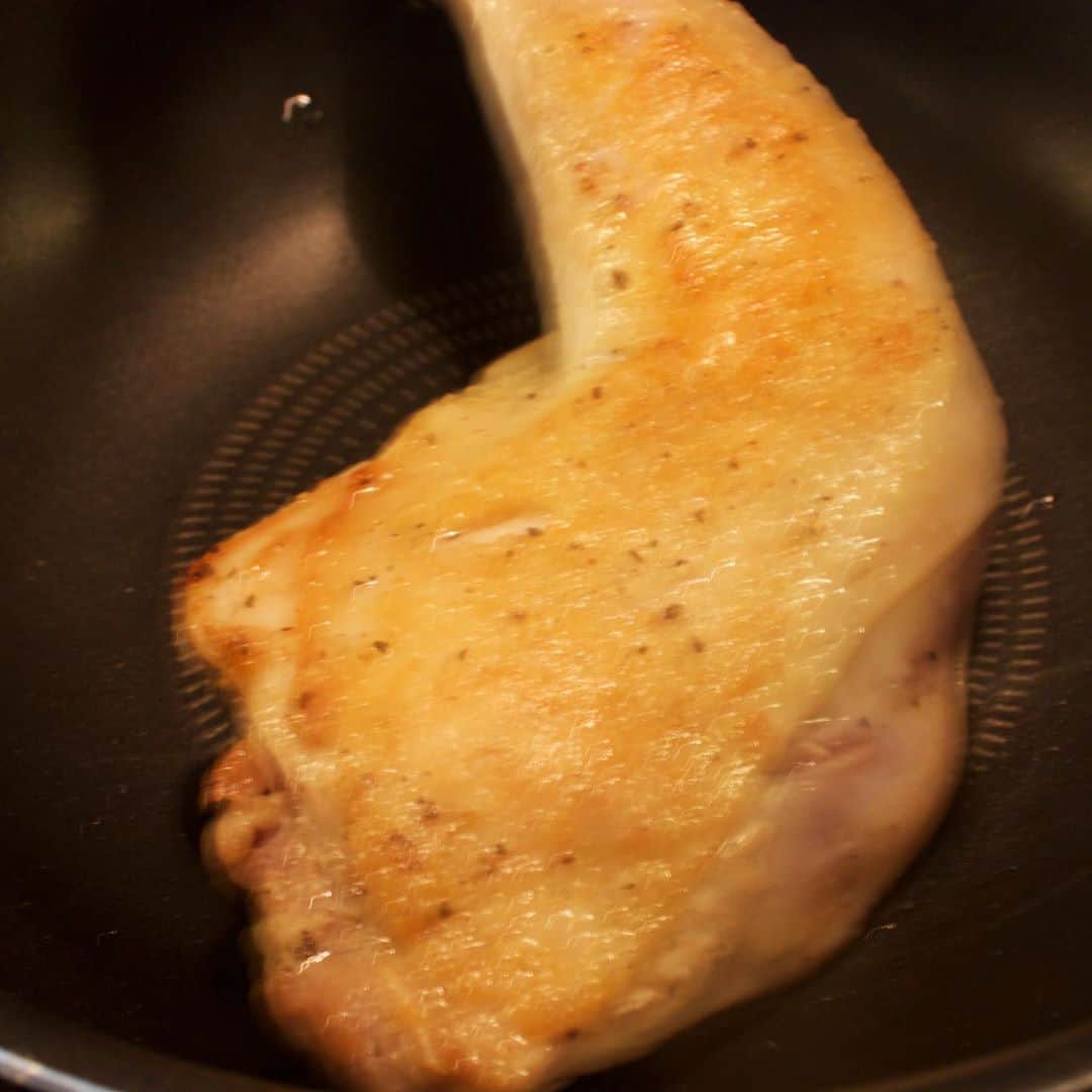 草間淑江さんのインスタグラム写真 - (草間淑江Instagram)「みなさまおはようございます！  ８月２６日の朝は、鶏肉ときのこの豆乳スープ、サラダ、バケット、黄桃。  鶏肉は骨つきを選んでフライパンでじっくり焼いてから一旦取り出しておき、きのこたちを炒め豆乳と塩胡椒で味付けました。  骨つきだと味が違います。  豆乳なので優しい味です。  今朝も感謝して。  ご馳走様でした。  今日は野暮用で早くから出かけます。  皆様素敵な１日をお過ごし下さい♡  #朝食#豆乳スープ#鶏肉ときのこ#優しい味#バケット#メゾンカイザー#黄桃#パンとスープ#コーヒー#幸せな朝#今朝も感謝して#ご馳走さまでした🙏」8月26日 8時11分 - yoshie_kusama