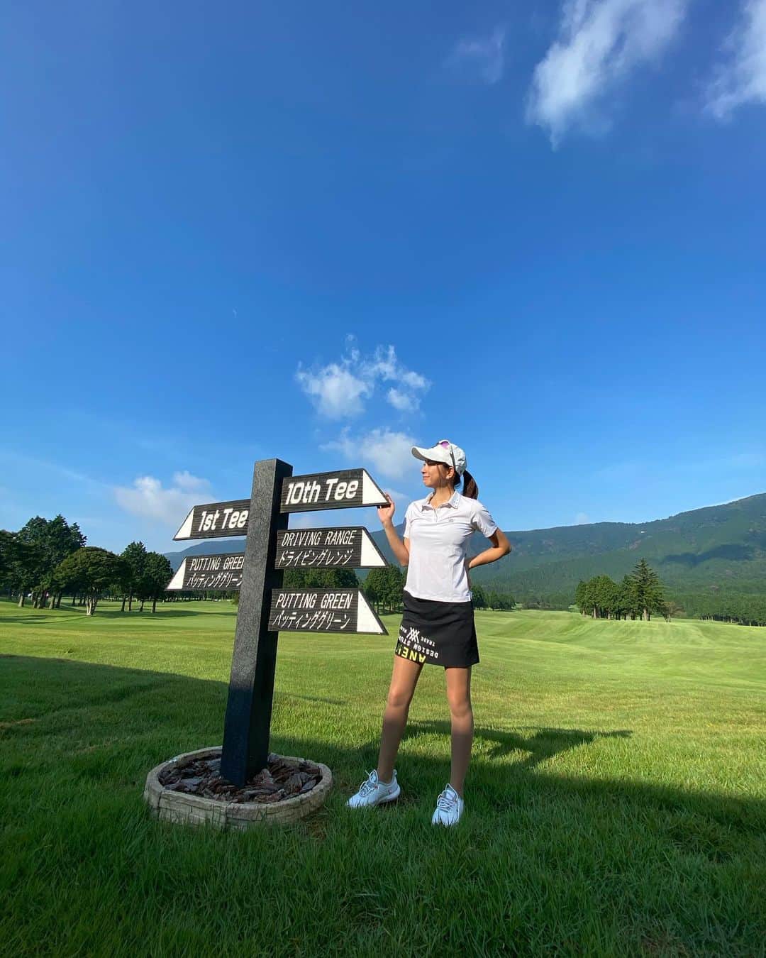 RIKAさんのインスタグラム写真 - (RIKAInstagram)「. #大箱根カントリークラブ  行ってきました⛳️ . 山々に囲まれて大自然の中でゴルフできて気持ちよかった😊✨ . ラフがキツすぎて久しぶりに大叩きしたのはのちほどアップします😝💦 . . .  #ゴルフ#golf#⛳️#ゴルフ女子#ゴルフ好き#ゴルフウエア#ゴルフコーデ#ゴルフスイング#골프 #골프웨어 #골프스윙 #여행 #해외여행 #골프스타그램 #골프중독 #와인 #소주 #좋은시간  #箱根#大自然」8月26日 8時16分 - rinrikagolf