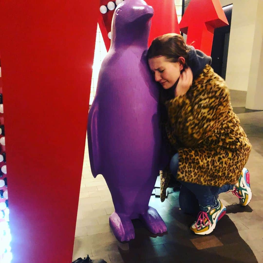 アビゲイル・ブレスリンさんのインスタグラム写真 - (アビゲイル・ブレスリンInstagram)「Never forget the really emotional story of the unrequited love between Abbie and the purple penguin.   📸: @karrifarris the queen who captured the heart wrenching moment.」8月26日 8時16分 - abbienormal9